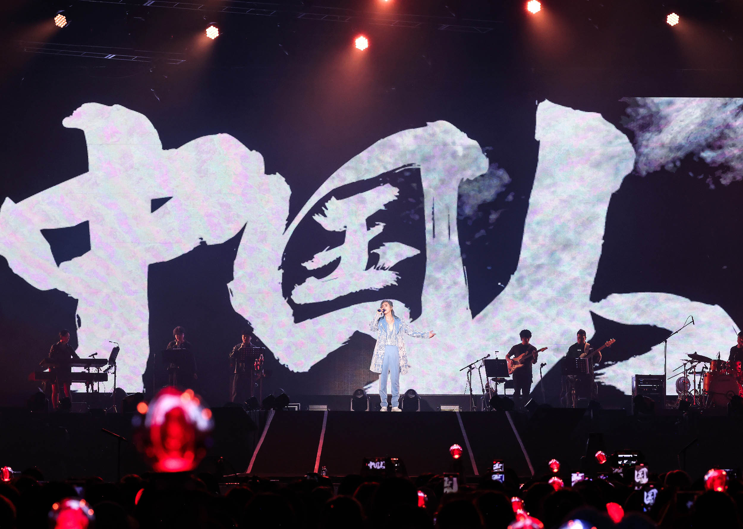 張哲瀚在首爾演唱會上高唱〈中國人〉，亦是前陣子劉德華在台北小巨蛋演唱的同一首歌。（張哲瀚提供）