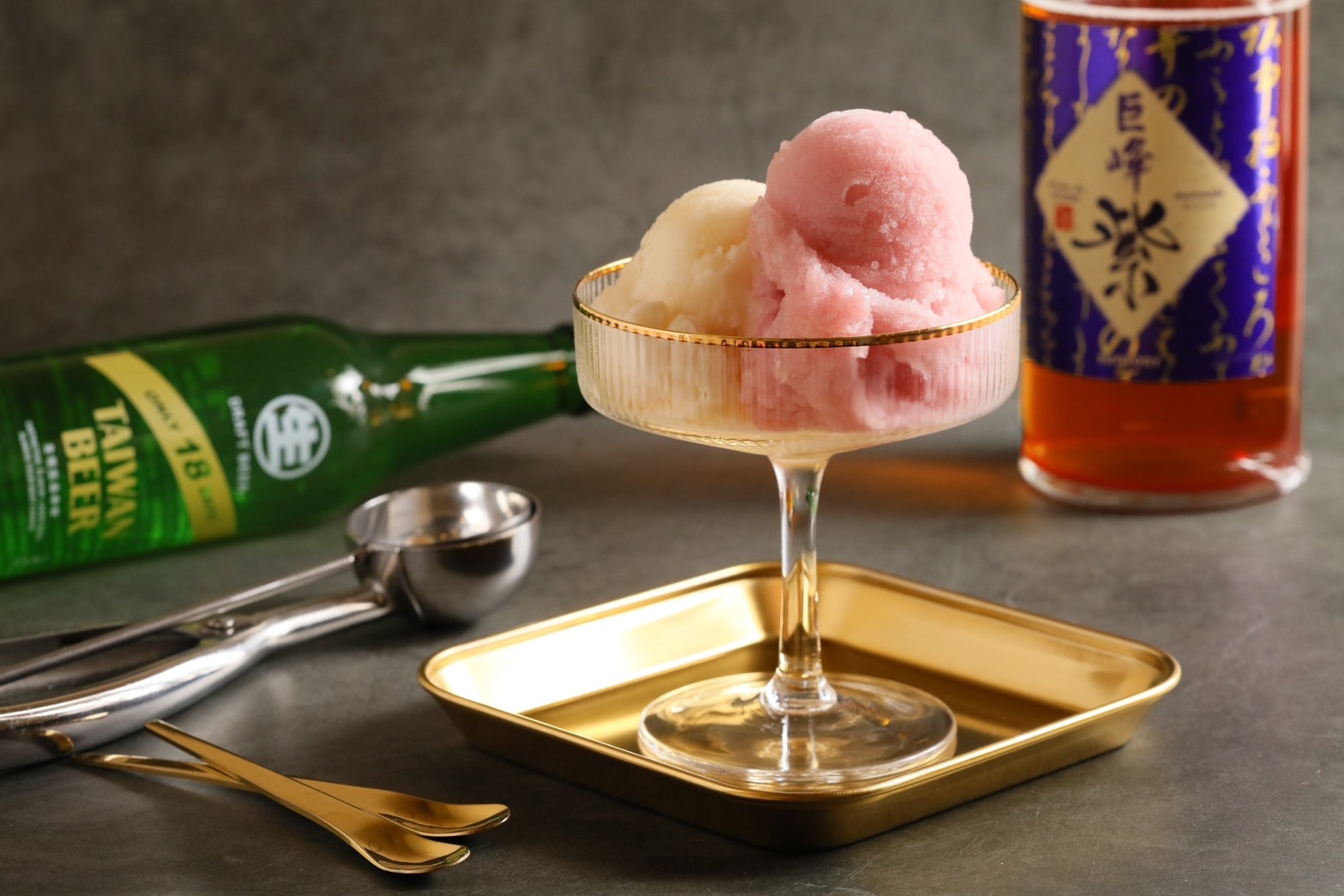 今夏義式冰淇淋Gelato直接了卡了冰品的核心主位，身為酒鬼不能不推台北東區的「好正商行」的大人系酒款Gelato。