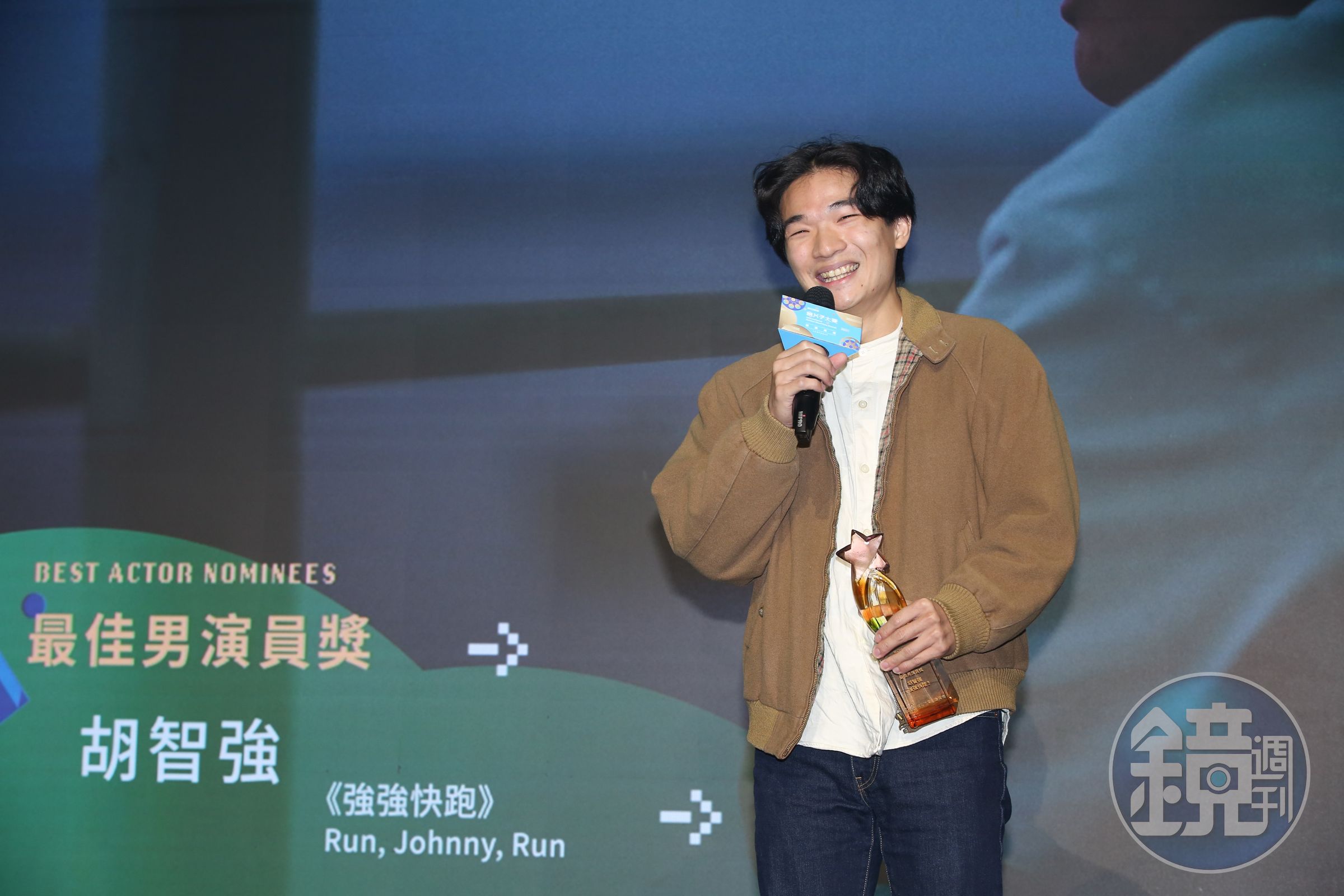 去年奪金馬新人獎的胡智強以只有獻聲沒有影像出演的角色,獲得評審傅天余力保,最後擊敗眾人獲得最佳男演員。