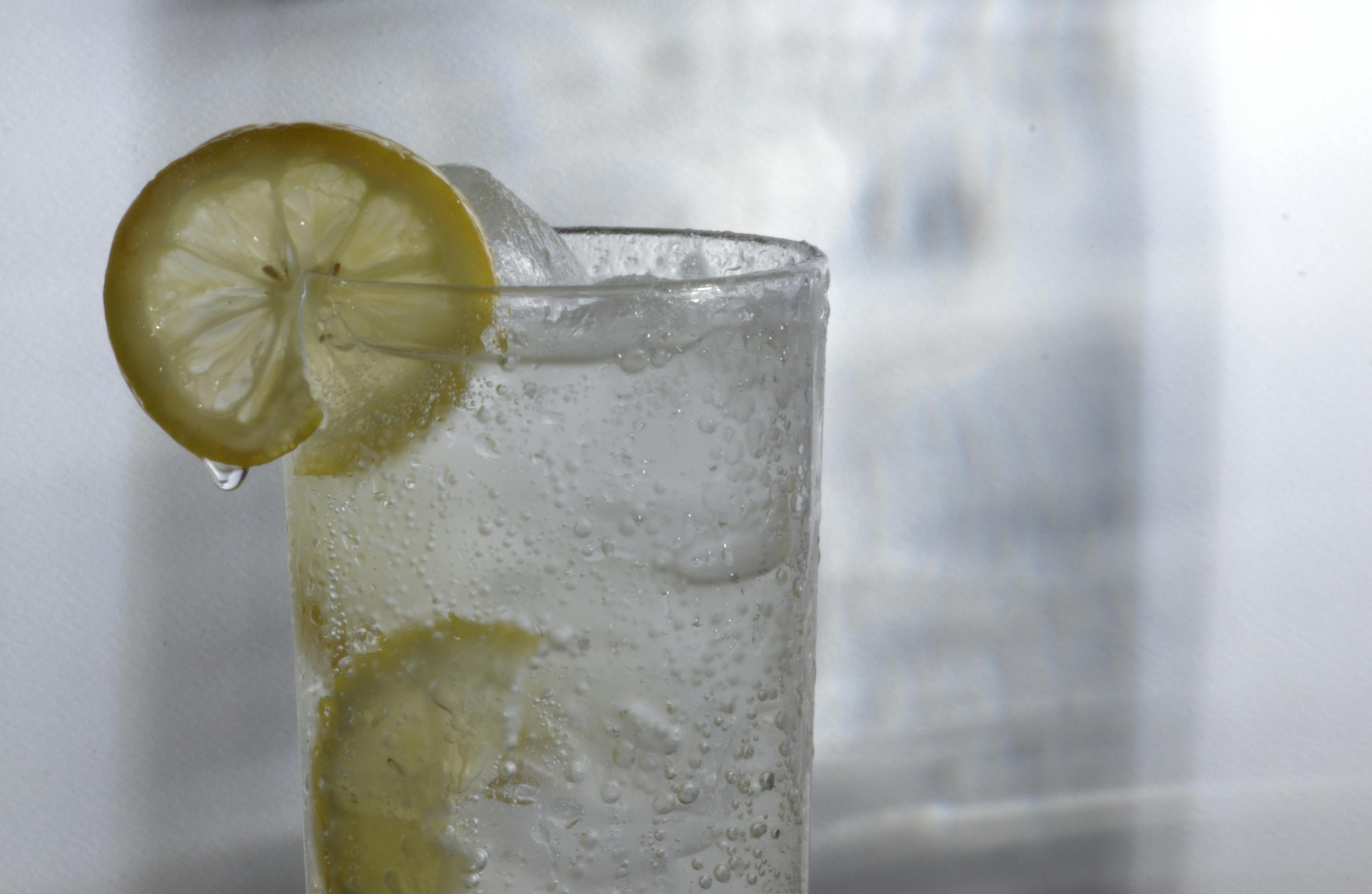 多喝氣泡水不只補水，還能活化代謝、降低卡路里攝取。（示意圖／Pexels）