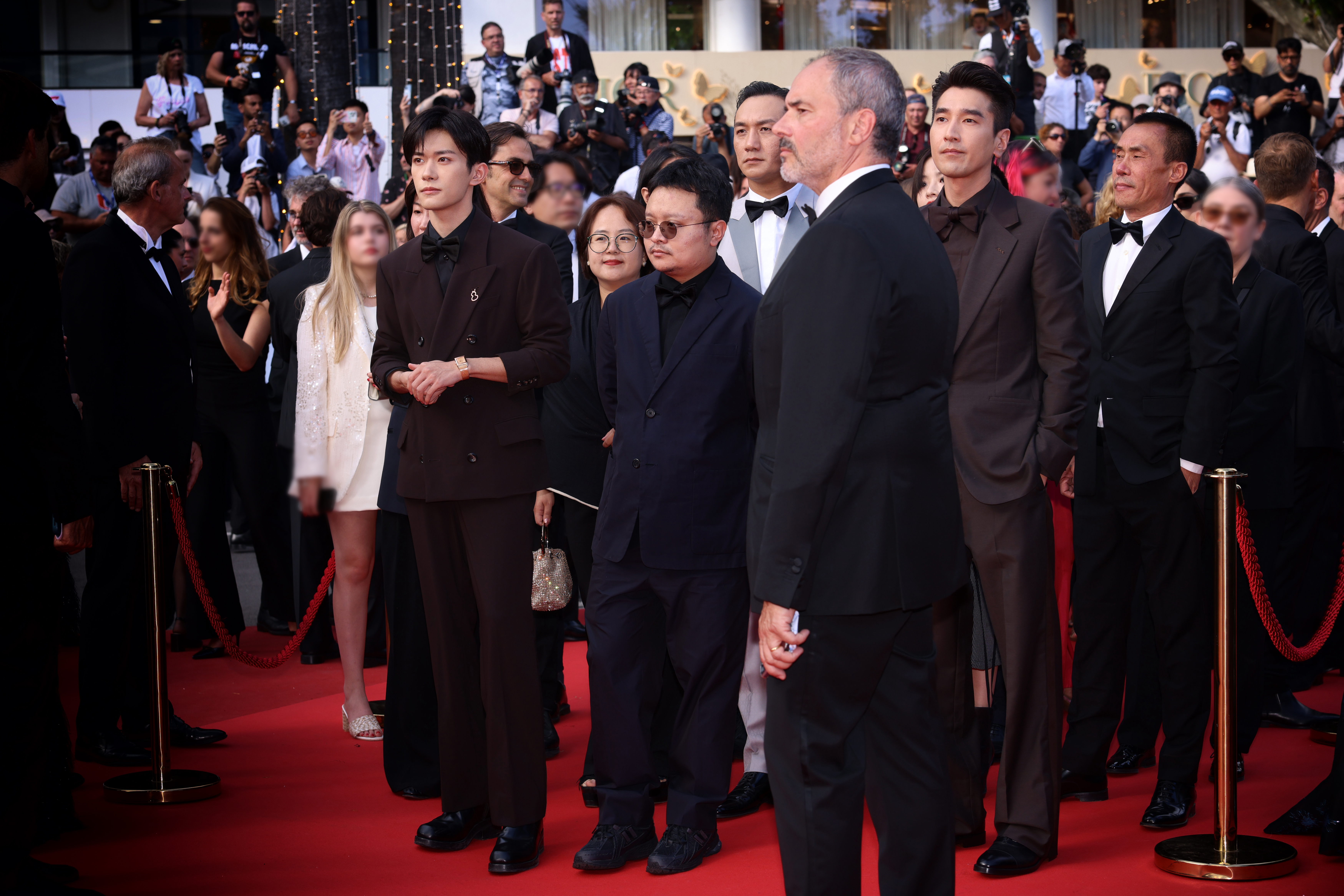 畢贛再次率領主創走閉幕紅毯，原本外傳《狂野時代》有望評審團大獎，實際上只抱回特別獎。