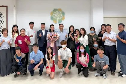 長年支持清寒學子的薇閣團隊，和受認助的孩子們相見歡。（薇閣提供）