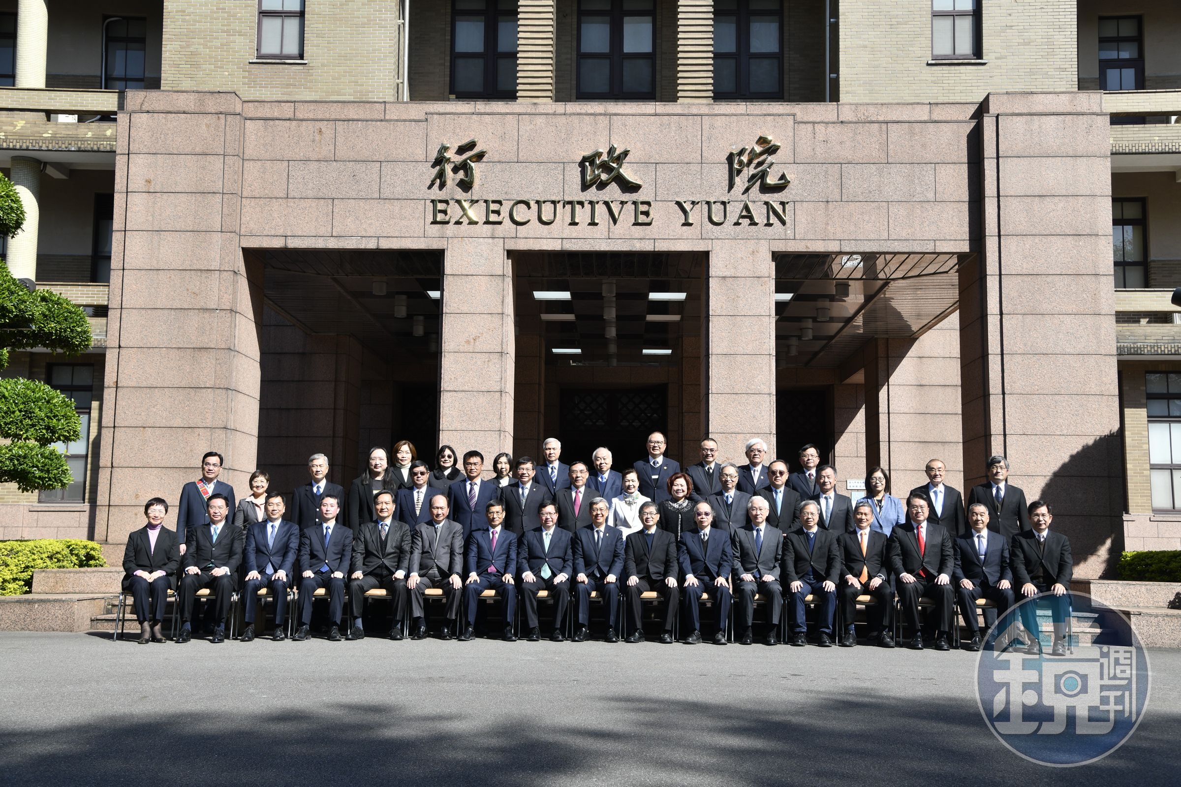 行政院長陳建仁依憲政慣例提出內閣總辭,已獲蔡總統慰留,將持續留任至520新任總統就職。