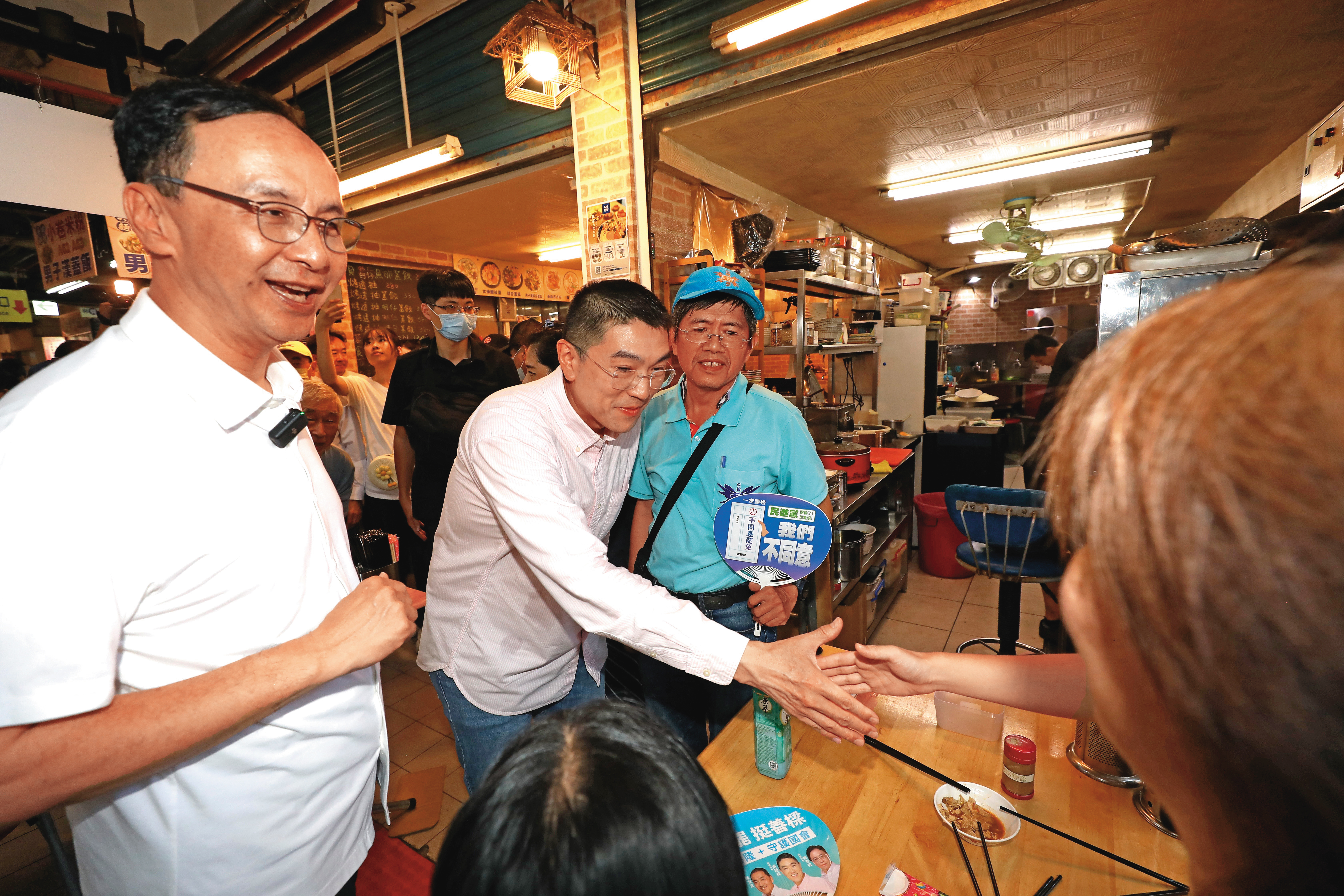 考量罷樑案須民眾黨支持者投票，朱立倫（左1）定調不打柯文哲帳目不清爭議，為藍白合鋪排。左2為基隆市長謝國樑。