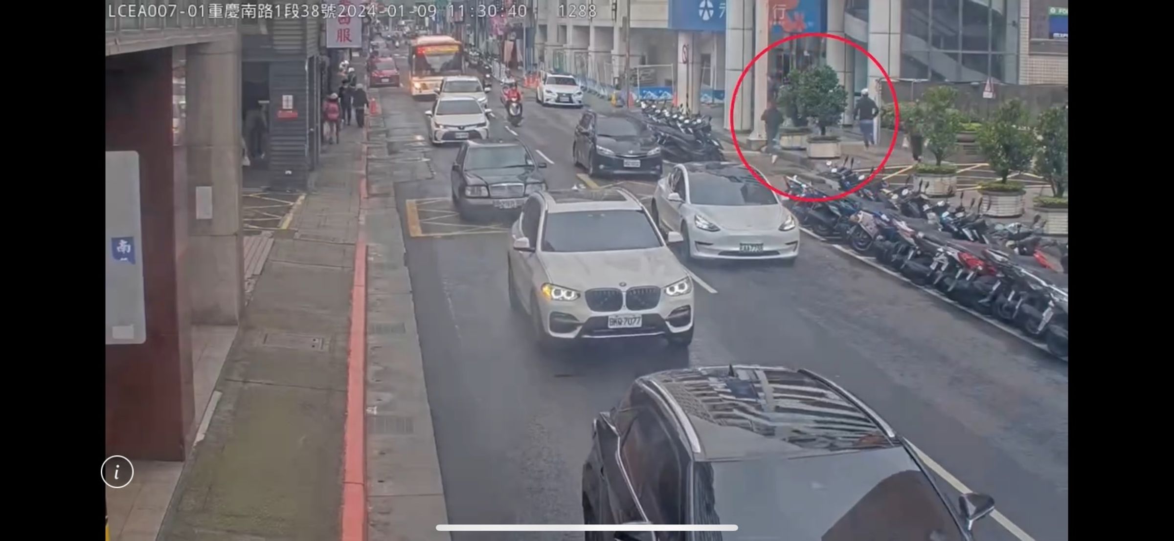 2搶匪得手後拔腿奔逃，搭上計程車逃往新北市。（翻攝畫面）