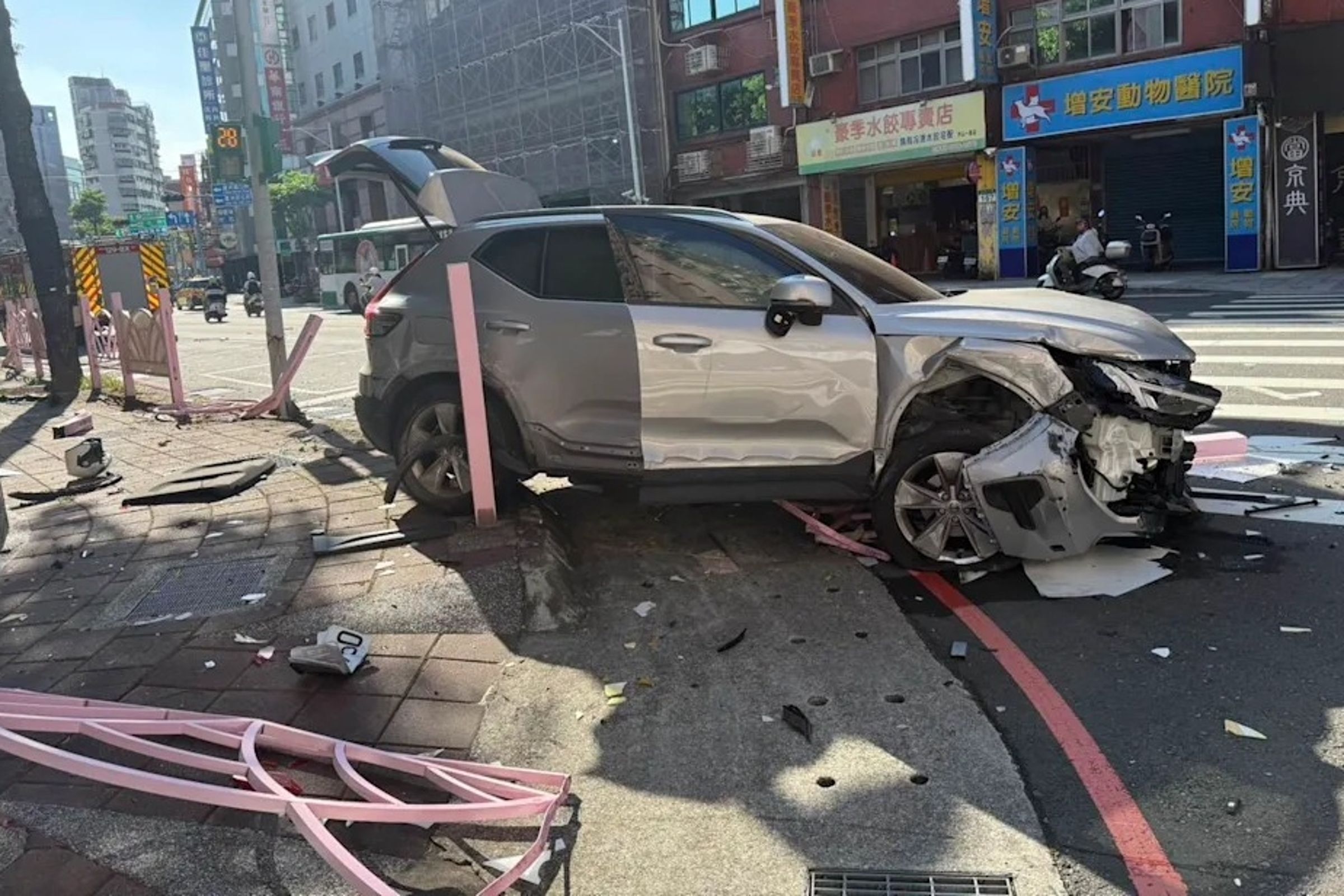 新北市蘆洲區今上午發生一起自撞車禍。(翻攝畫面)