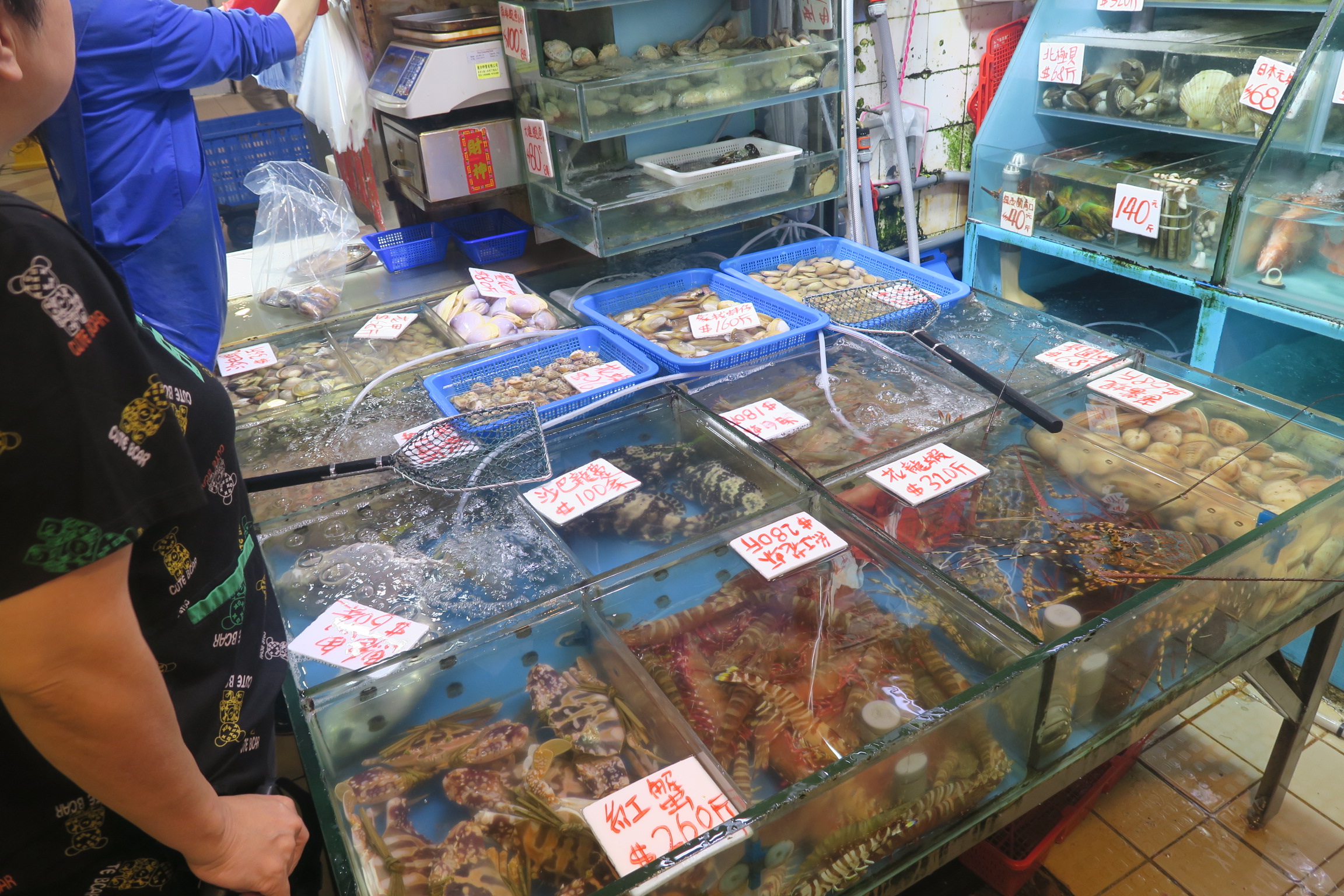 香港人對海鮮要求特別高，市場裡看得到各式新鮮海產。
