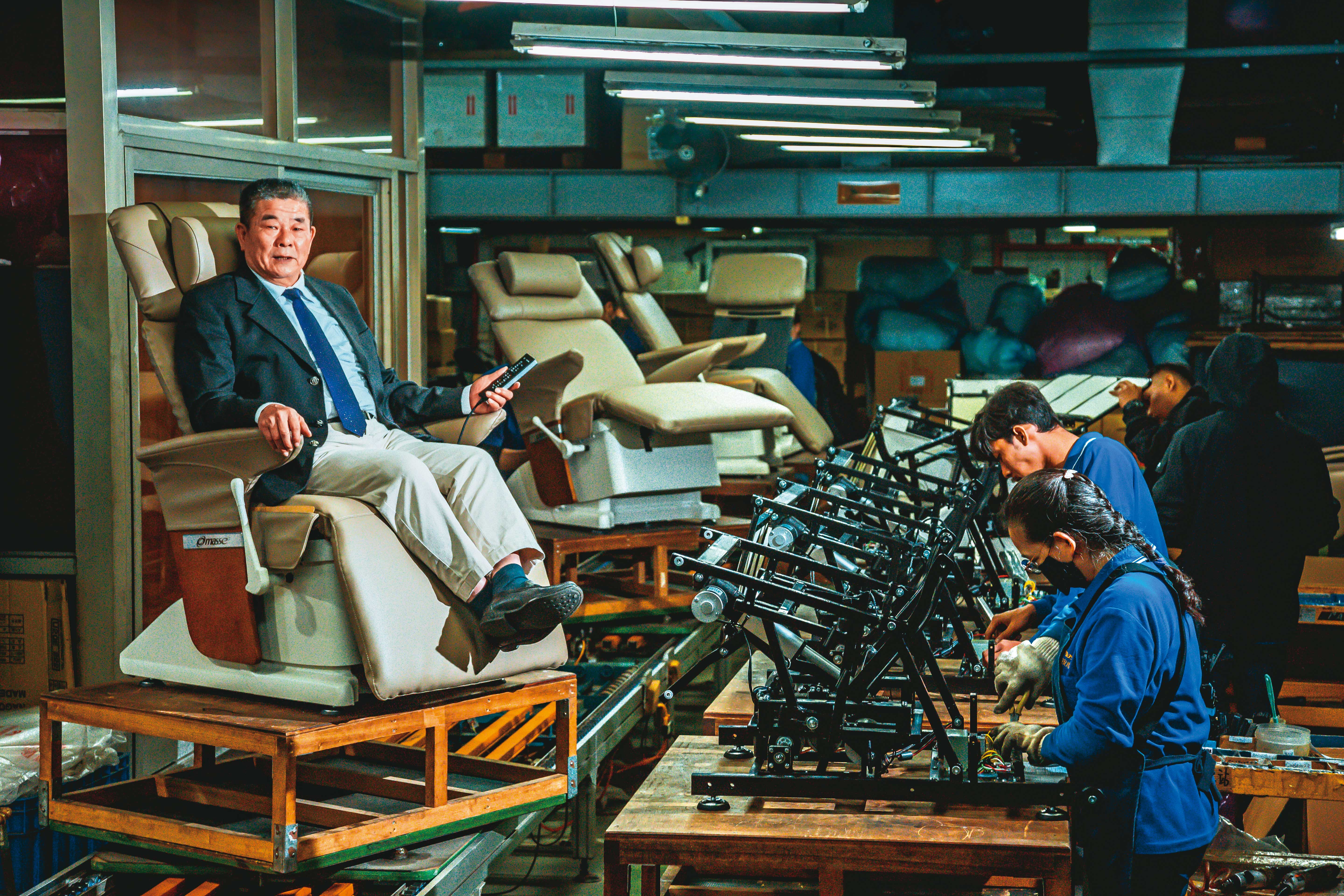 謝文旭從鐵工廠黑手出身，擅長五金加工，以5萬元創業成為台灣前三大按摩椅製造商。