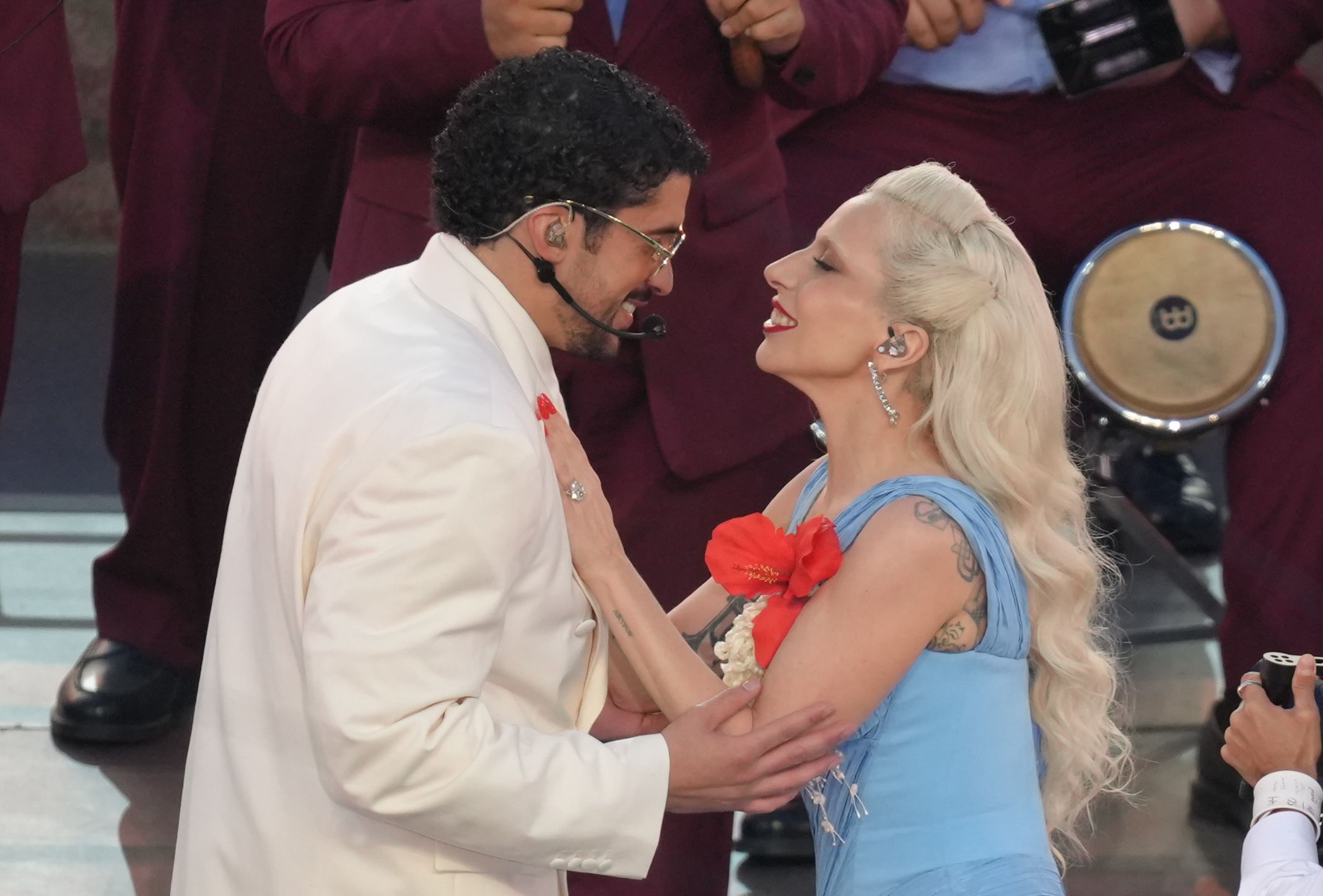 壞痞兔（左）與女神卡卡（右）以拉丁騷莎舞曲風格高歌。（東方IC）
