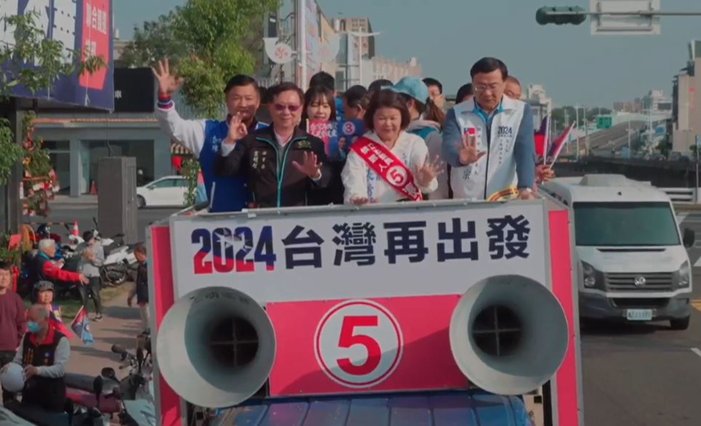 宣明智今陪同國民黨嘉義市立委候選人張秀華車掃拉抬聲勢。(翻攝自張秀華臉書直播)