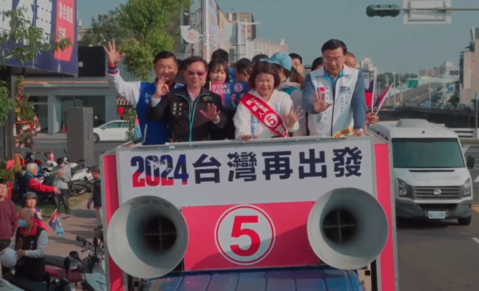 宣明智今陪同國民黨嘉義市立委候選人張秀華車掃拉抬聲勢。（翻攝自張秀華臉書直播）