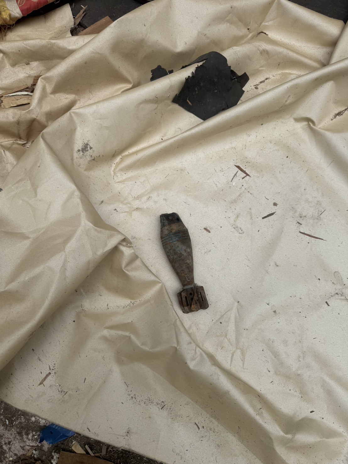 該枚迫擊砲外表已鏽蝕，交由國軍防爆小組移除處置。（翻攝畫面）