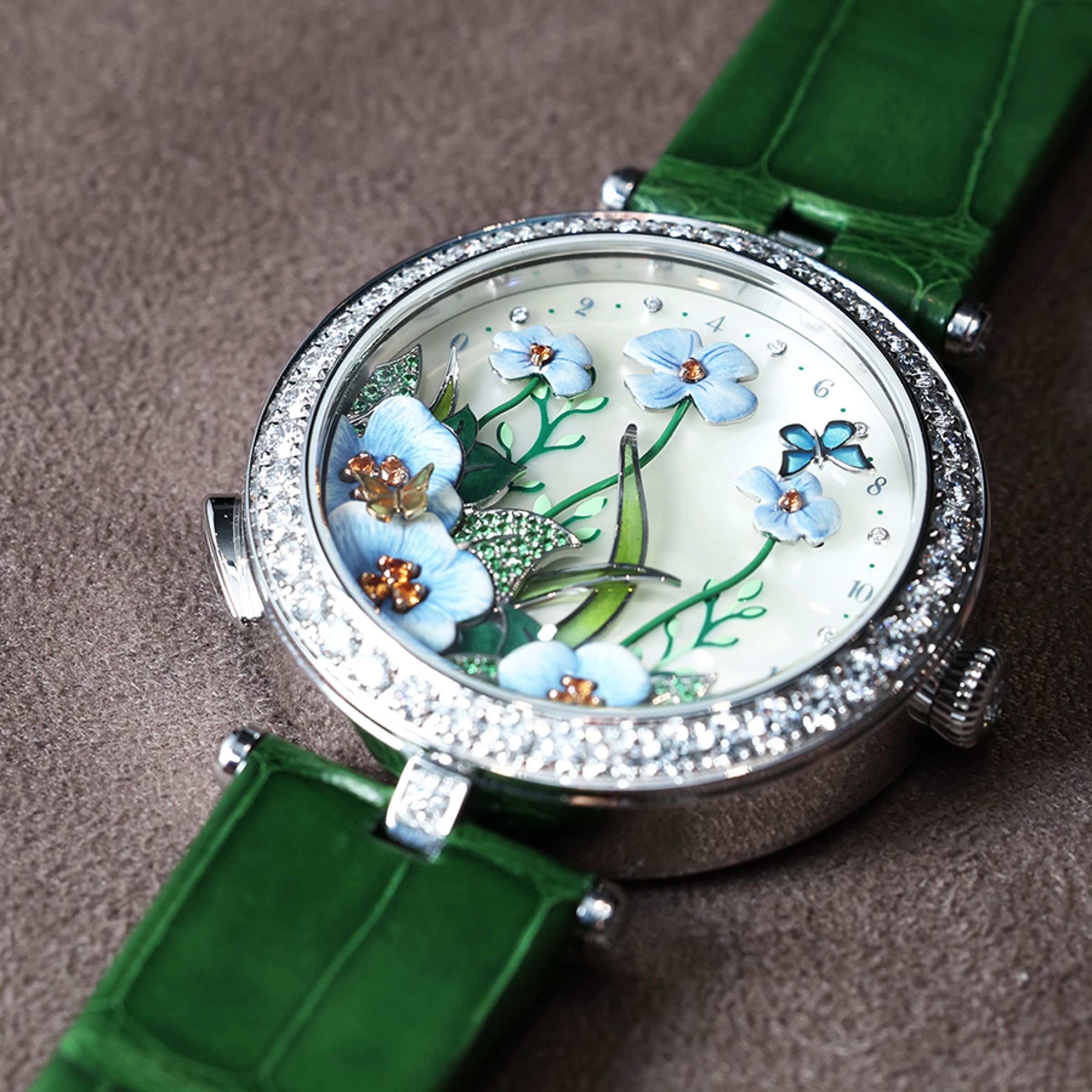 Lady Arpels Brise d’Été以兩隻彷彿互相追逐的飛舞蝴蝶象徵指針指示當下時間，沒有分針因此只能以蝴蝶停留的位置約略判讀當下的時間，花朵在按下七點鐘位置錶殼處的按把之後也會微微擺動，動態詮釋春意盎然的花園主題。