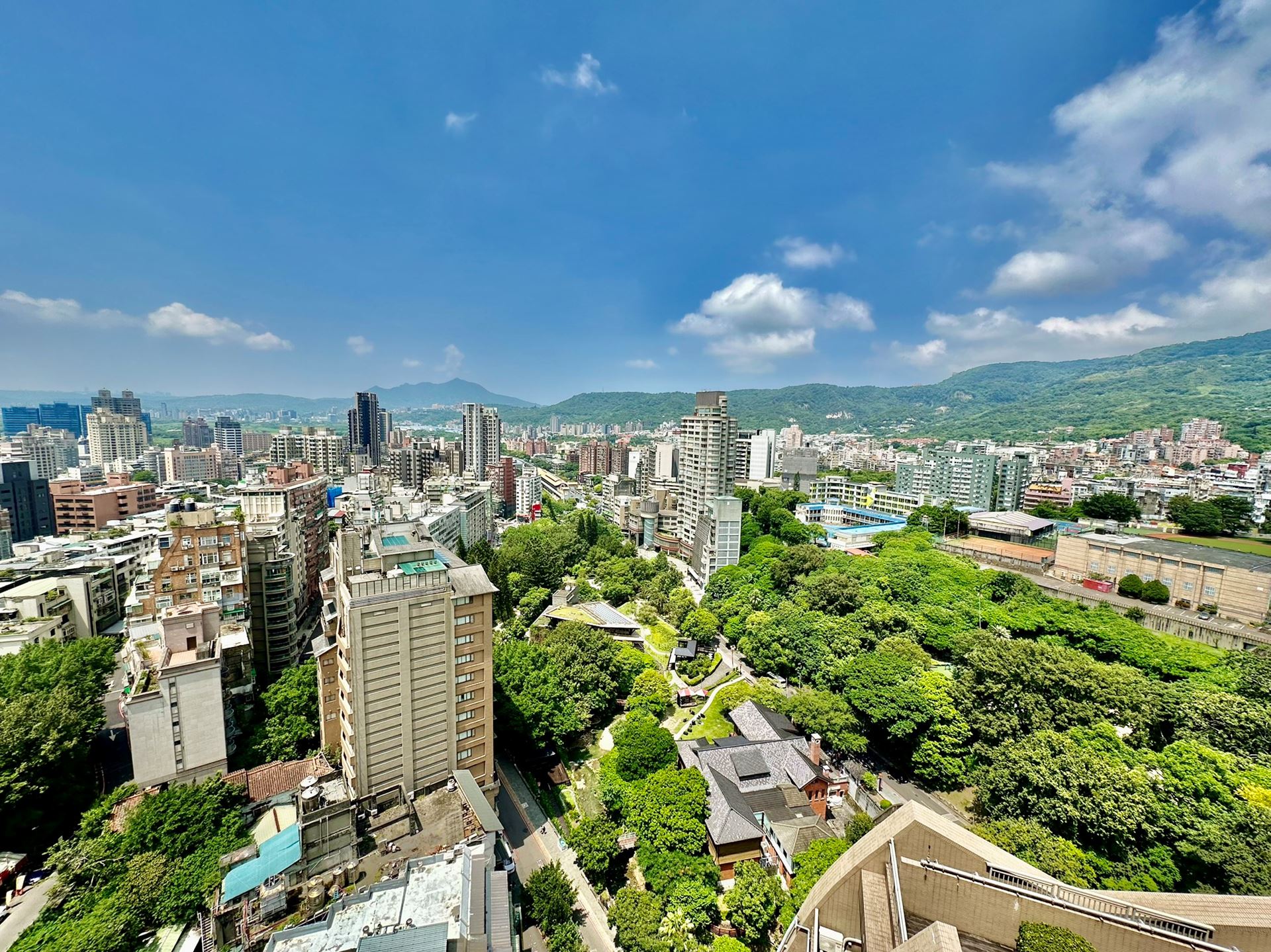 永慶房產集團統計台北市近一年住宅總價最低的十大「親民」路段，其中北投區的溫泉路以987萬元的平均總價位居第一。（房市示意圖，永慶房產集團提供）