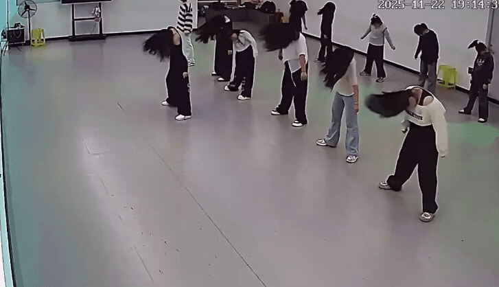 舞蹈老師突然跪倒，學生竟以為是新動作，整齊跟著撲地甩頭！畫面笑壞全網。（翻攝自X）