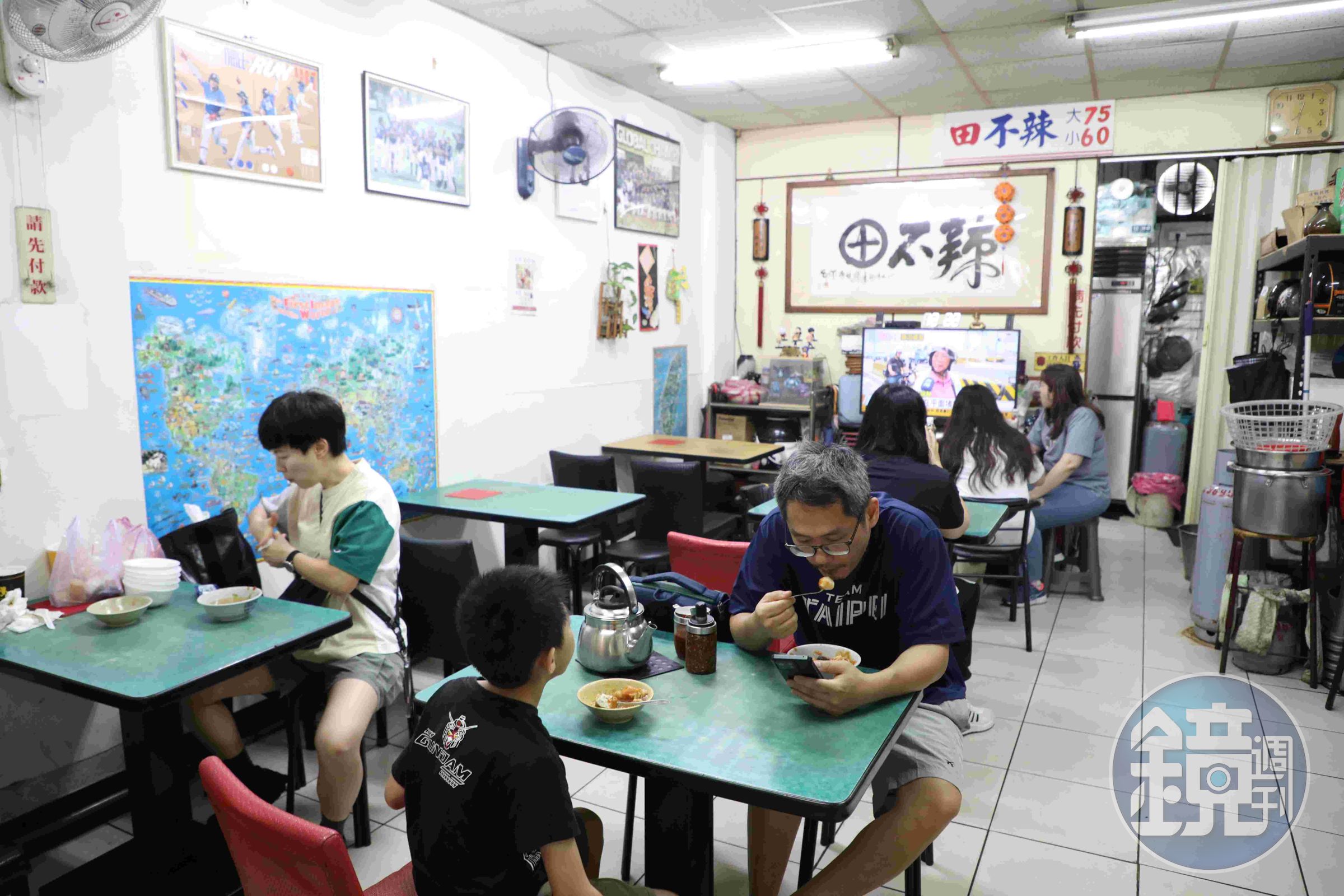 桌上擺著湯壺,熱湯與香菜都是自己動手加。