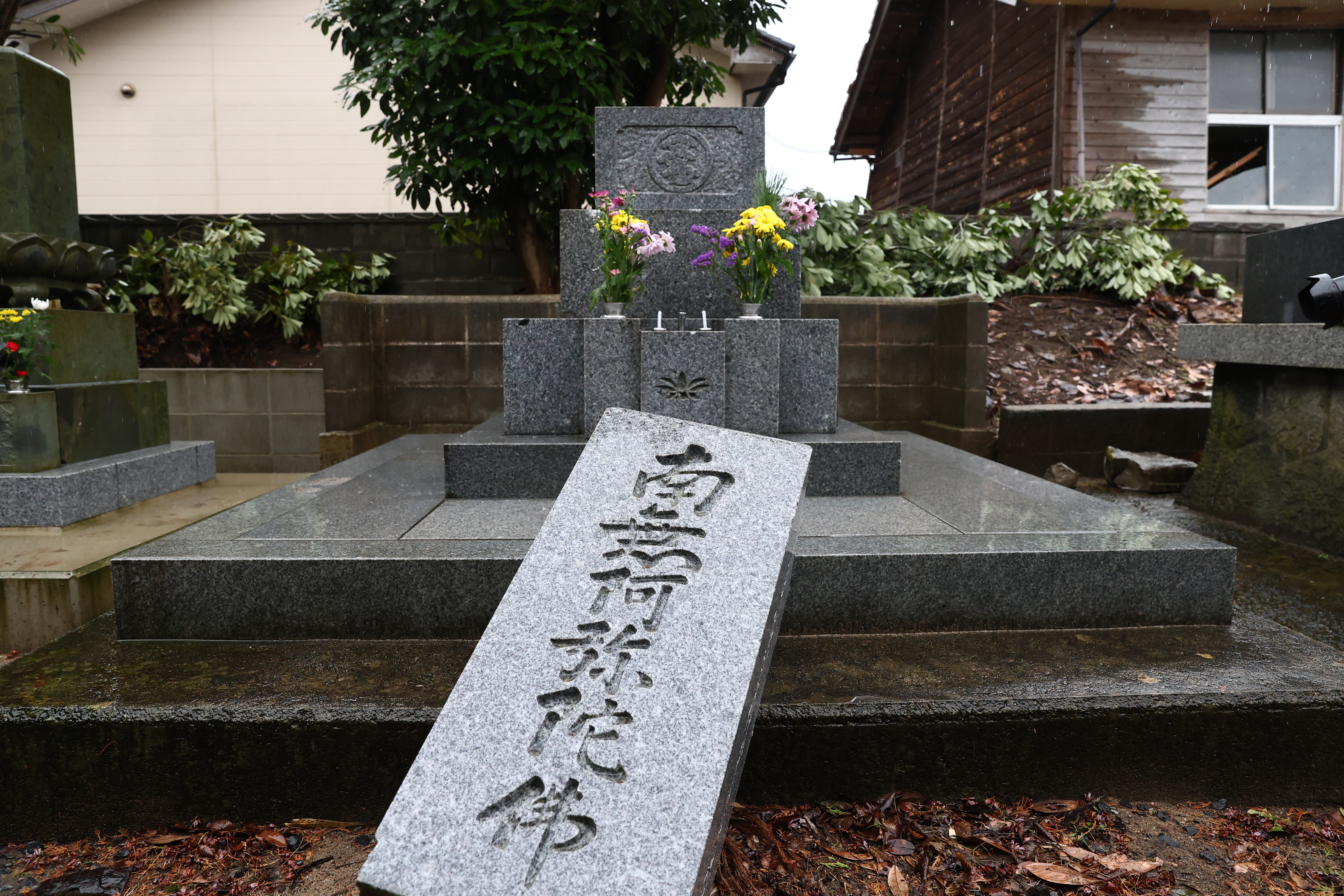 石川縣志賀町寺廟與房舍倒塌。