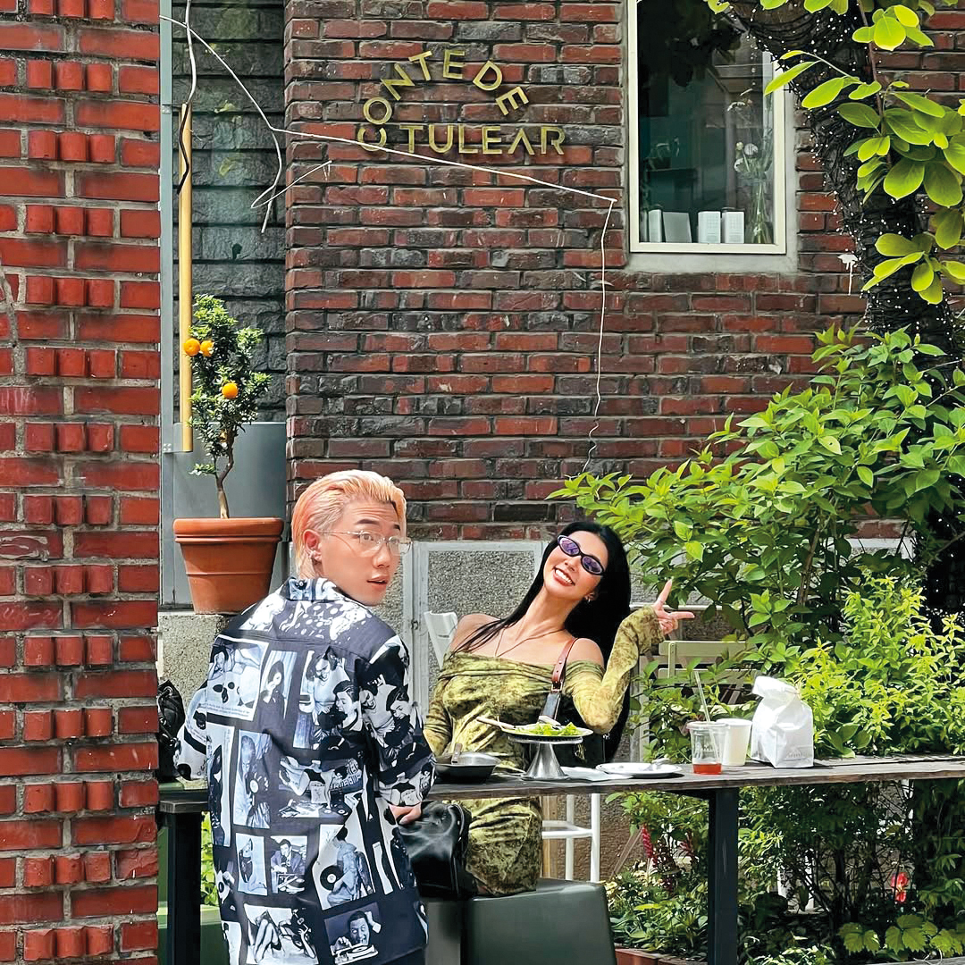 ØZI今年5月分帶模特兒女友和母親一起到韓國慶祝母親節。（ 翻攝自ØZI IG）