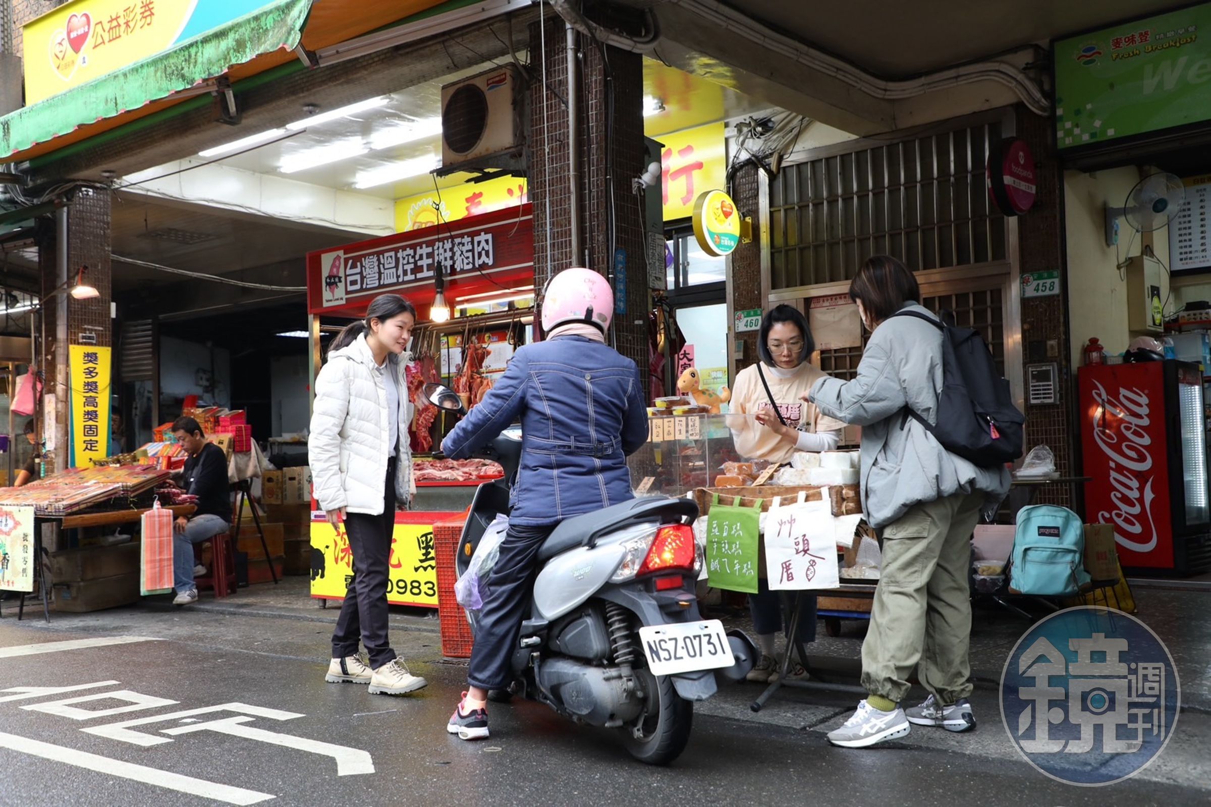 「艸頭厝」是台北「東湖市場」早餐店前的小攤位，平日就買得到各式傳統糕粿，過年更能吃到真正的年節古早味。
