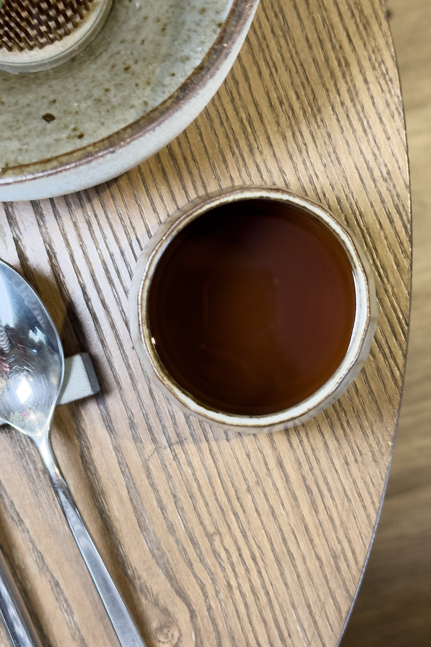 來自高雄的「六龜白茶」，帶有蔗糖熟果香氣，溫潤回甘，清新海鮮後的味蕾。