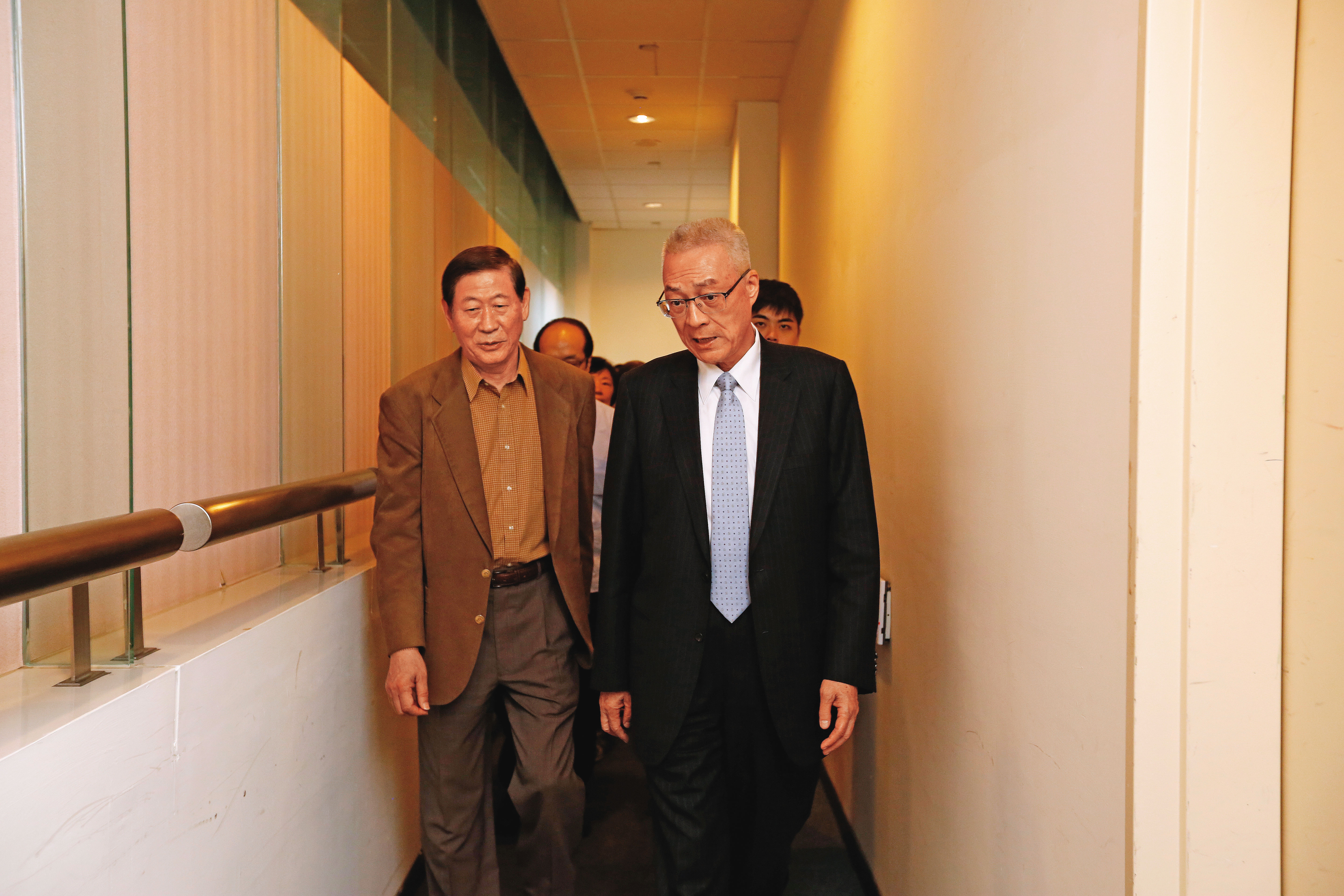 臧幼俠（左）擔任黃復興黨部主委一年餘，後隨國民黨主席改選而卸任。右為吳敦義。