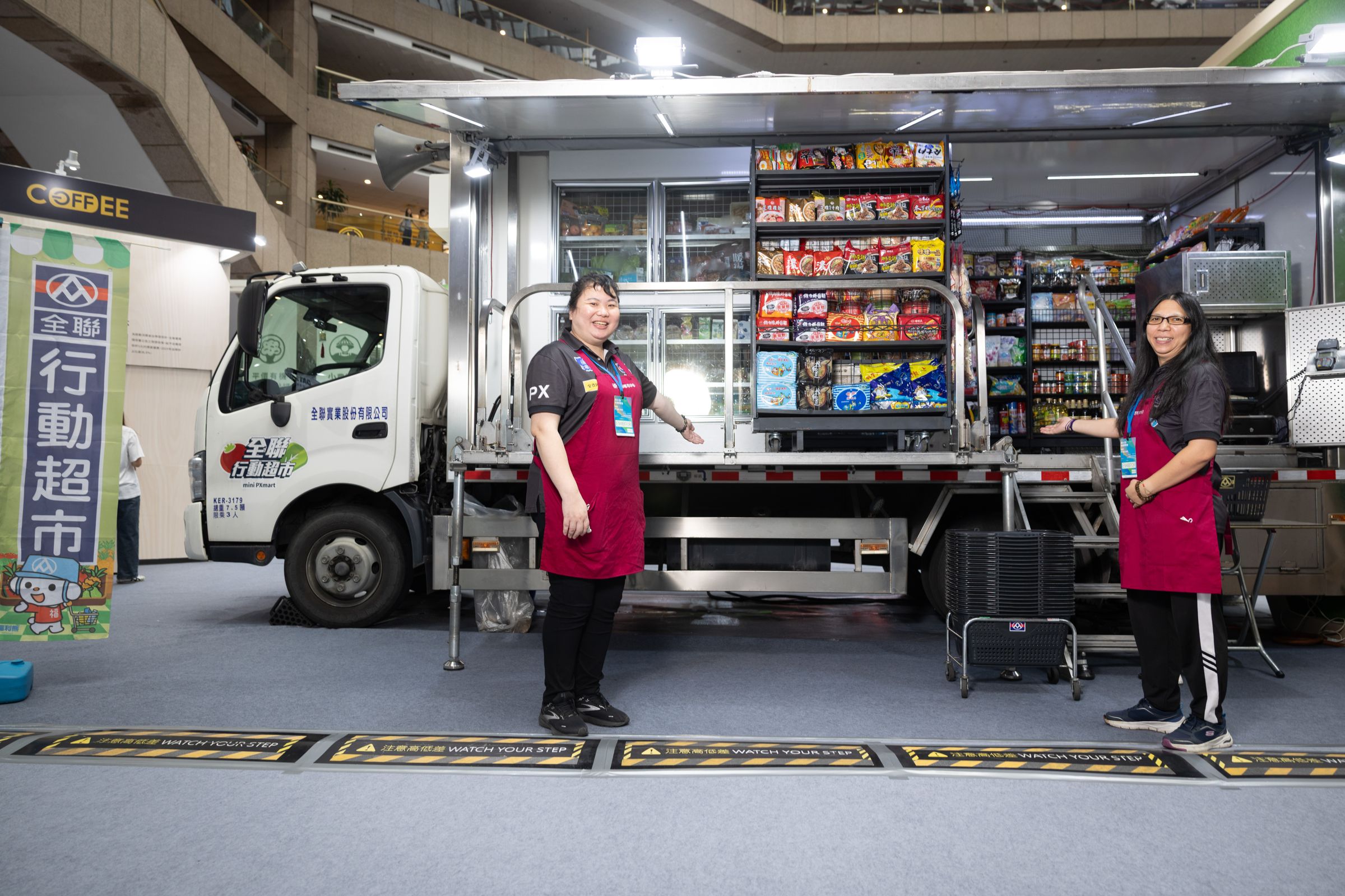 行動超市車首度開進世貿,車內設有冷藏櫃與貨架,陳列各式食品;4輛車自2020年上路以來,累計服務人次已超過25萬。(全聯提供)