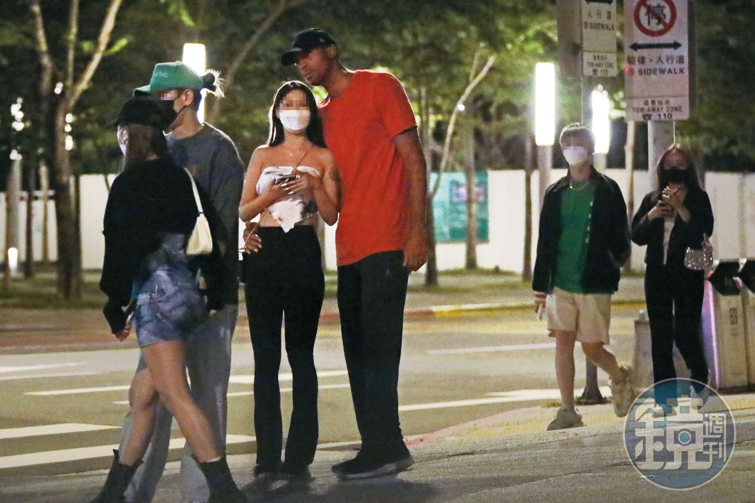 前年9月，本刊曾直擊戴維斯（右）帶著辣妹深夜街頭約會。