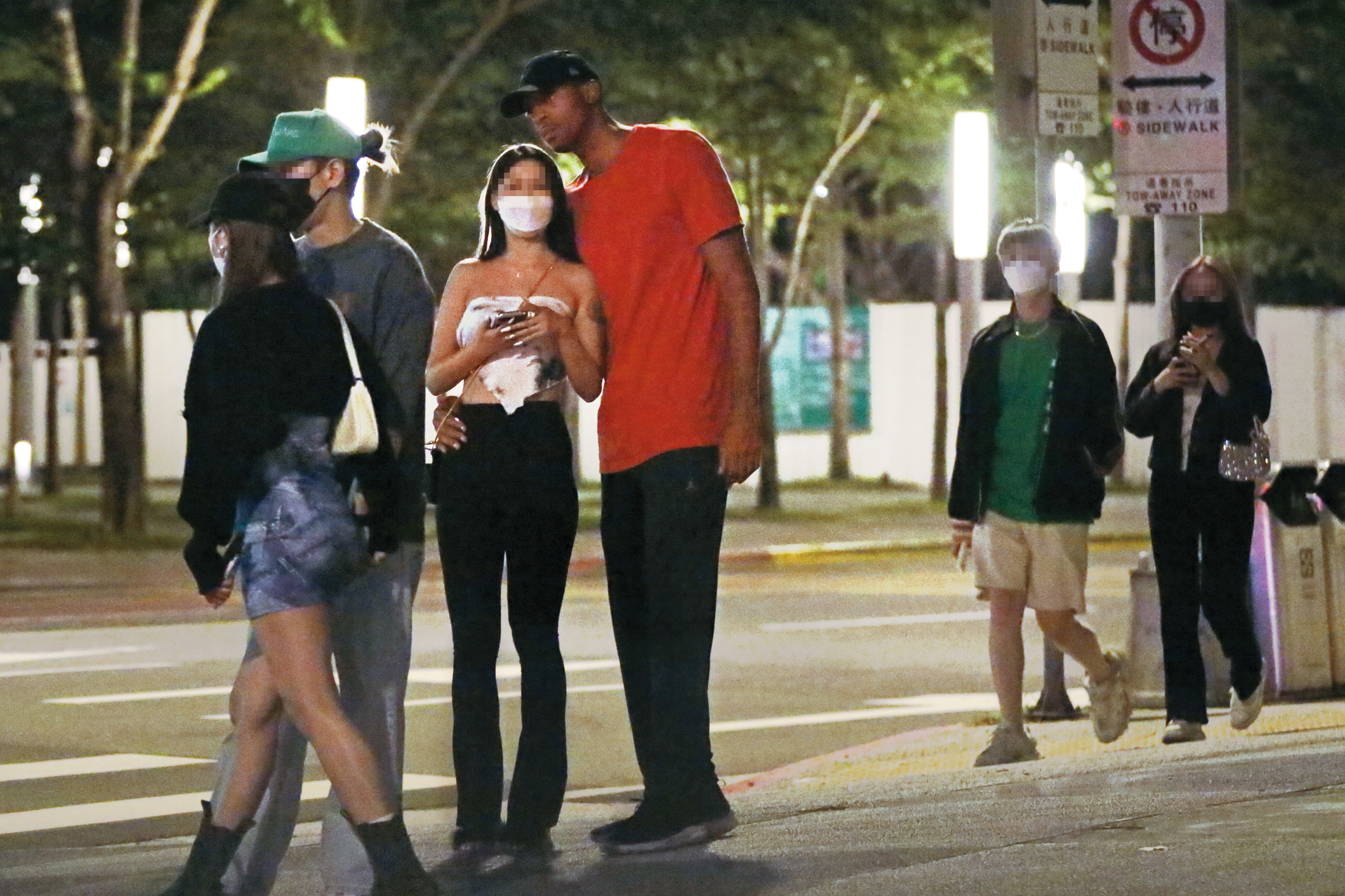 前年9月，本刊曾直擊戴維斯（右）帶著辣妹深夜街頭約會。