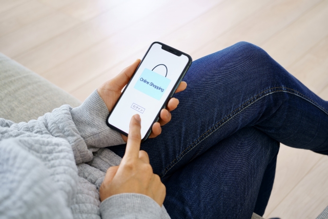 詐騙集團瞄準民眾年終購物的高峰期，誘使民眾掉進詐騙的陷阱。（示意圖，photoAC ）