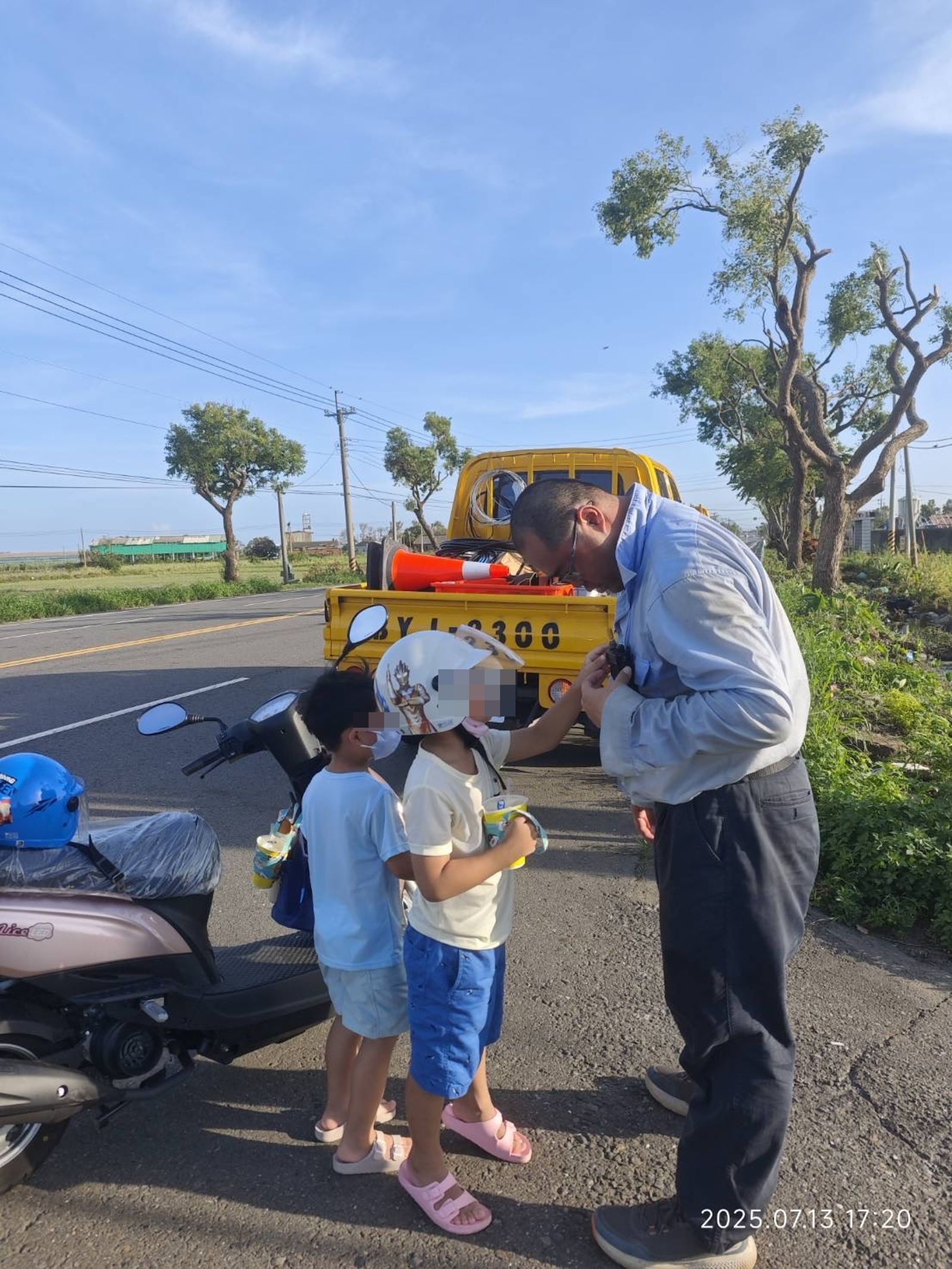 媽媽騎機車載著2位孩子到搶修現場「探班」，讓父子短暫重逢。（台電嘉義區營業處提供）