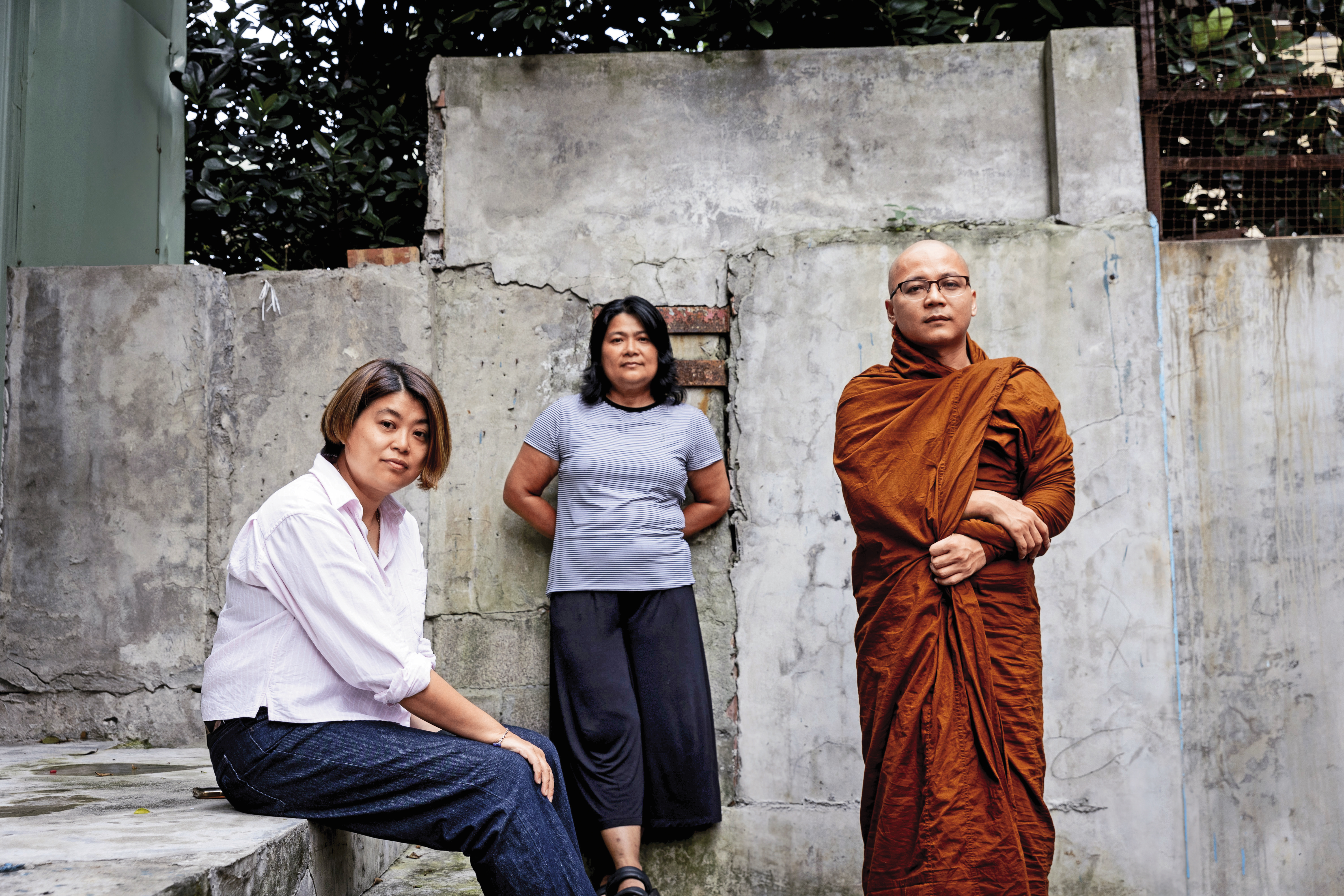 （左起）楊萬利、葉碧珠、釋慈廣法師在地震後立即組成台緬同心救災隊。