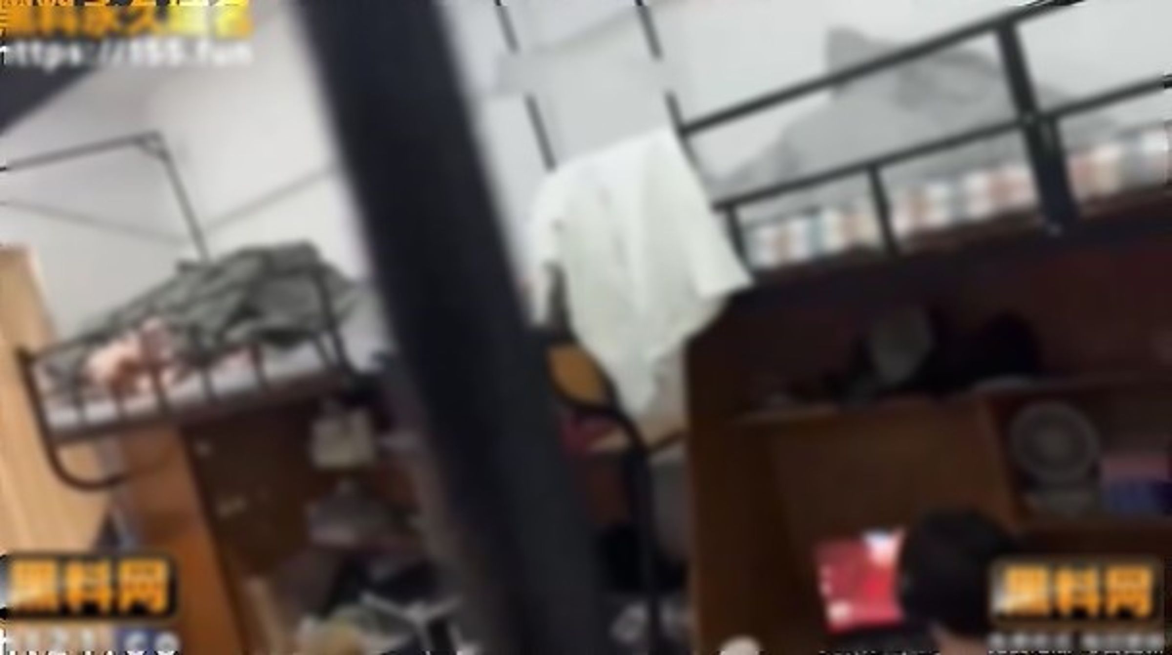 現場還有其他室友在場。(翻自《黑料網》)