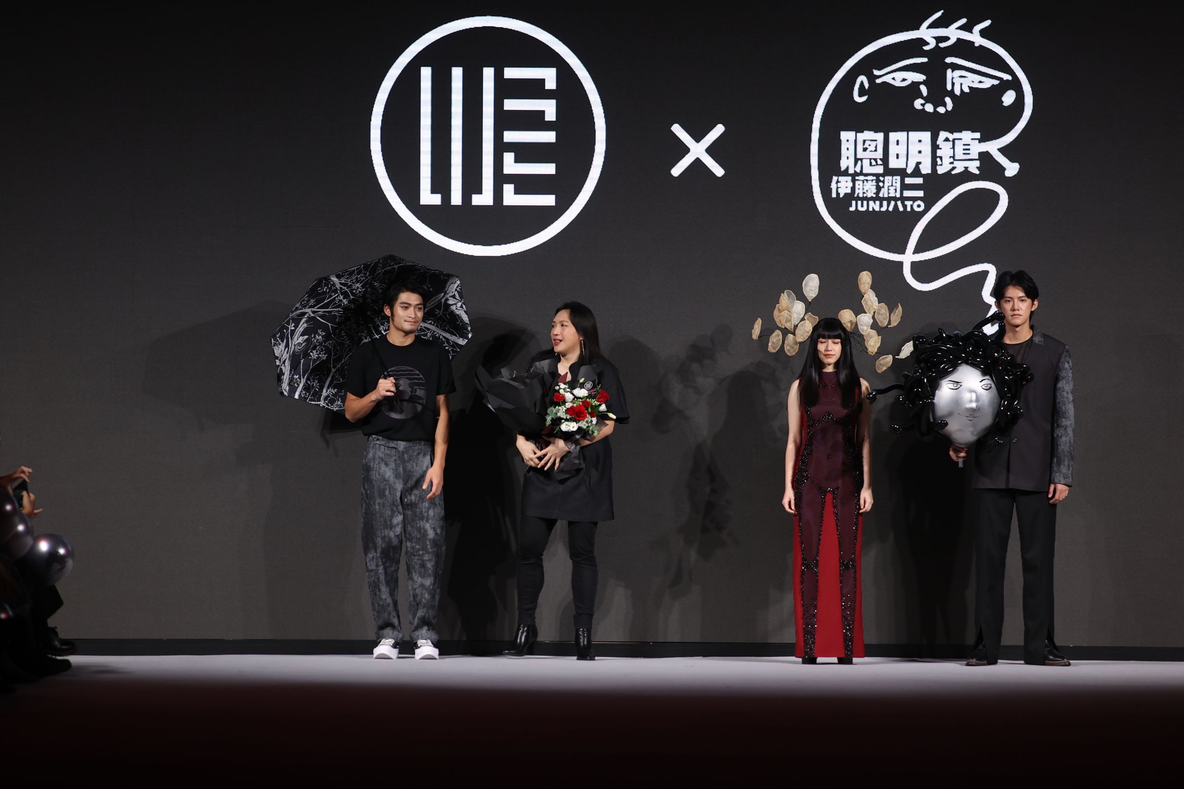 設計師汪俐伶(左2)與參與走秀的《聰明鎮》演員潘綱大(左)、鄭煒齡(右2)、余杰恩(右)。(汪俐伶提供)