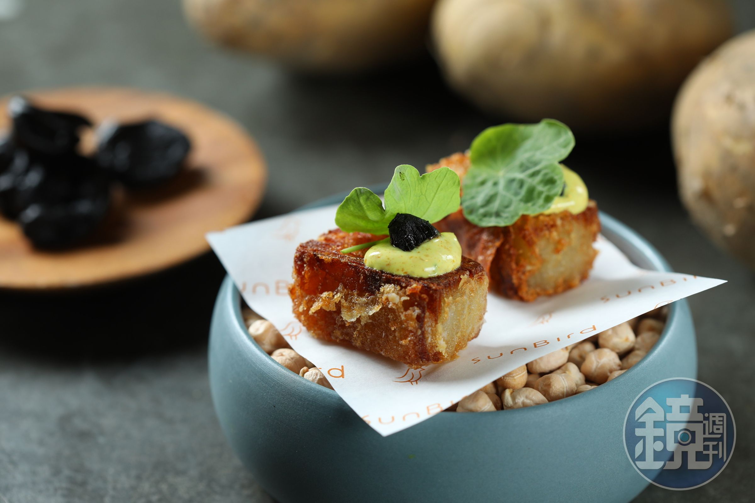 「Sunbird蔬食地中海料理餐酒館」的「馬鈴薯千層Latkes」」用法式手法製作出酥脆層次口感。（160元／份）