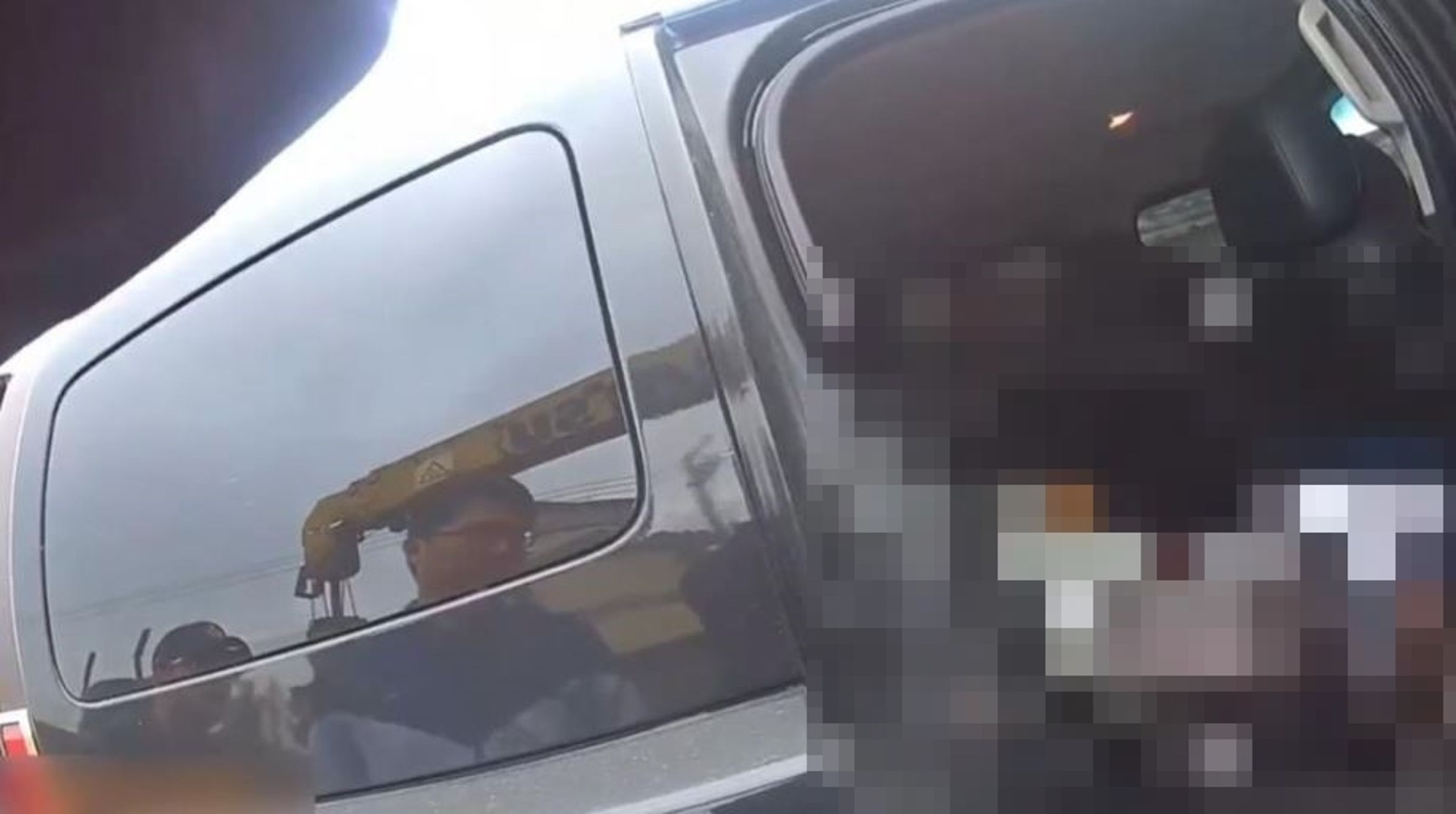 陌生人倒臥後座身亡，工廠老闆上車聞到異味轉頭嚇傻急報警。（翻攝畫面）