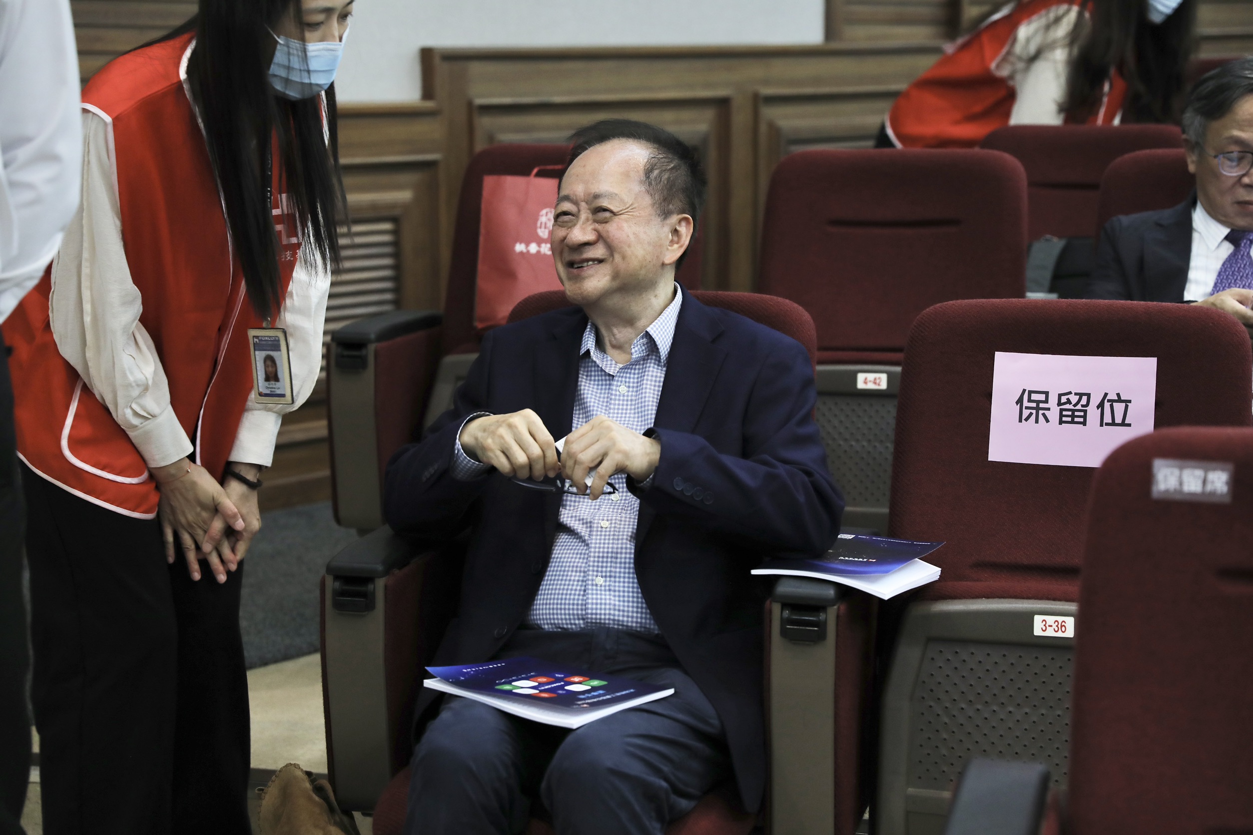 鴻海今（29日）舉辦股東會，半導體界人稱蔣爸的蔣尚義也坐在台下。