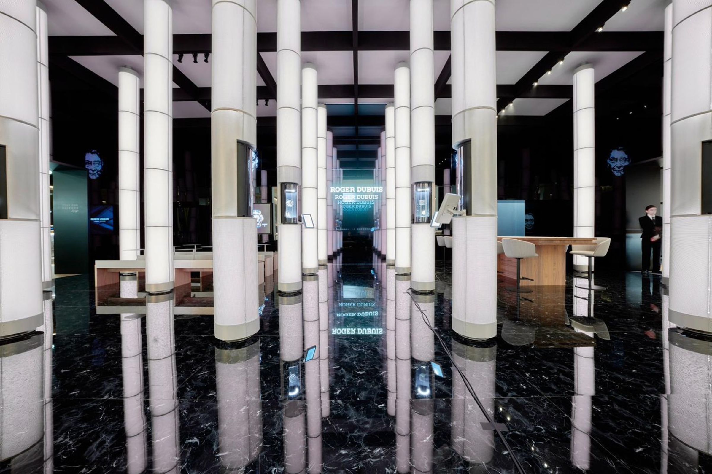 羅杰杜彼今年在W&W展區內打造出「神殿」般的場景，柱體內陳列的錶款，述說著過去至今的陀飛輪演進歷史。