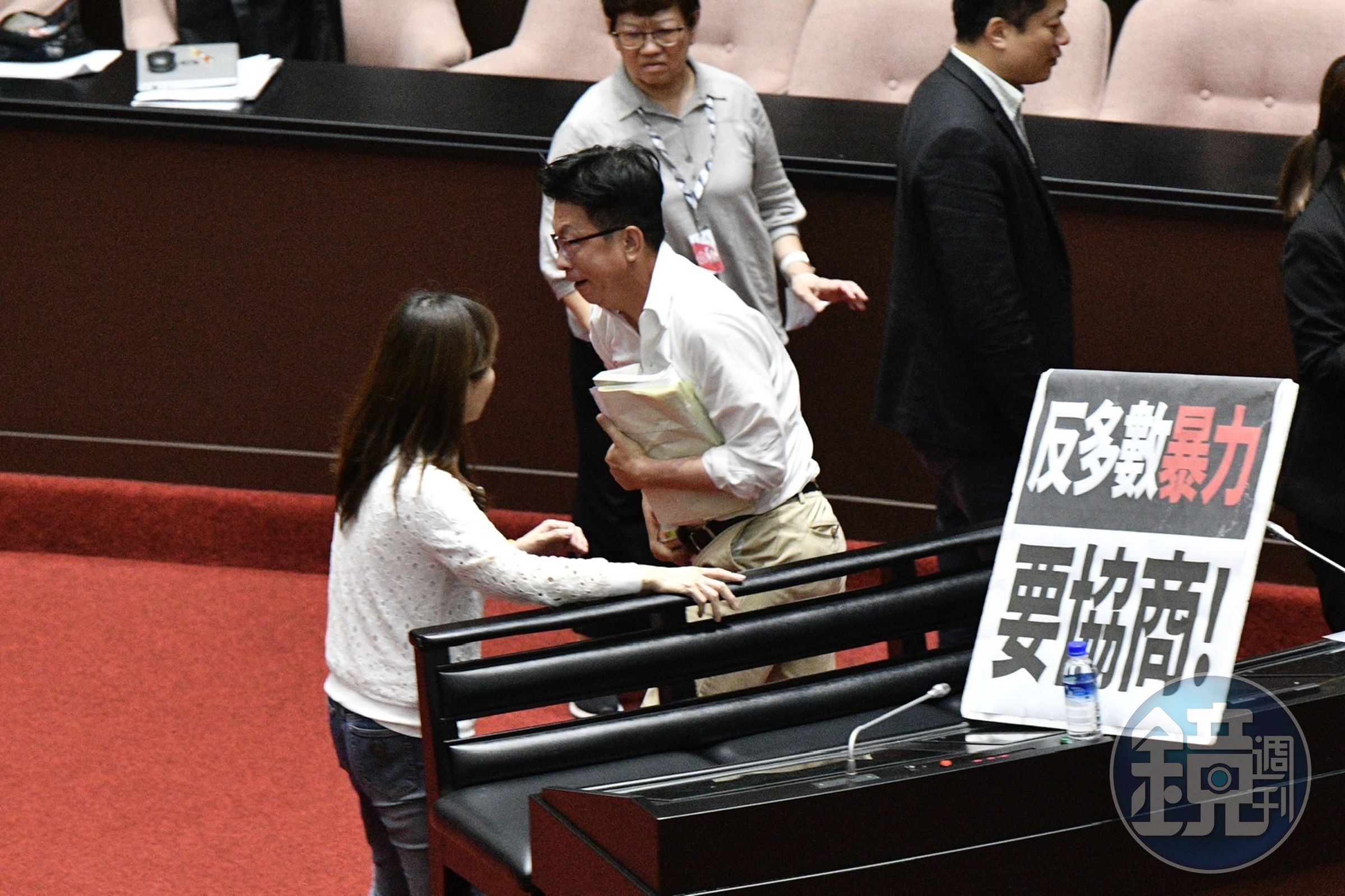 郭國文搶走文件後拔腿狂奔。