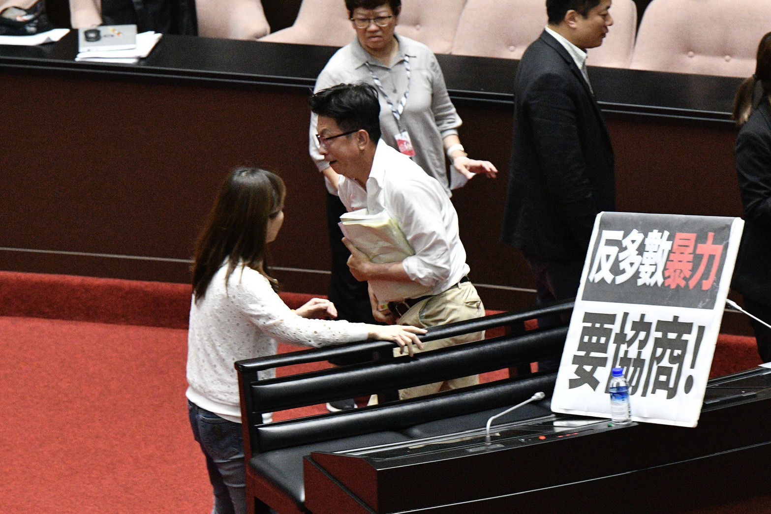 郭國文搶走文件後拔腿狂奔。