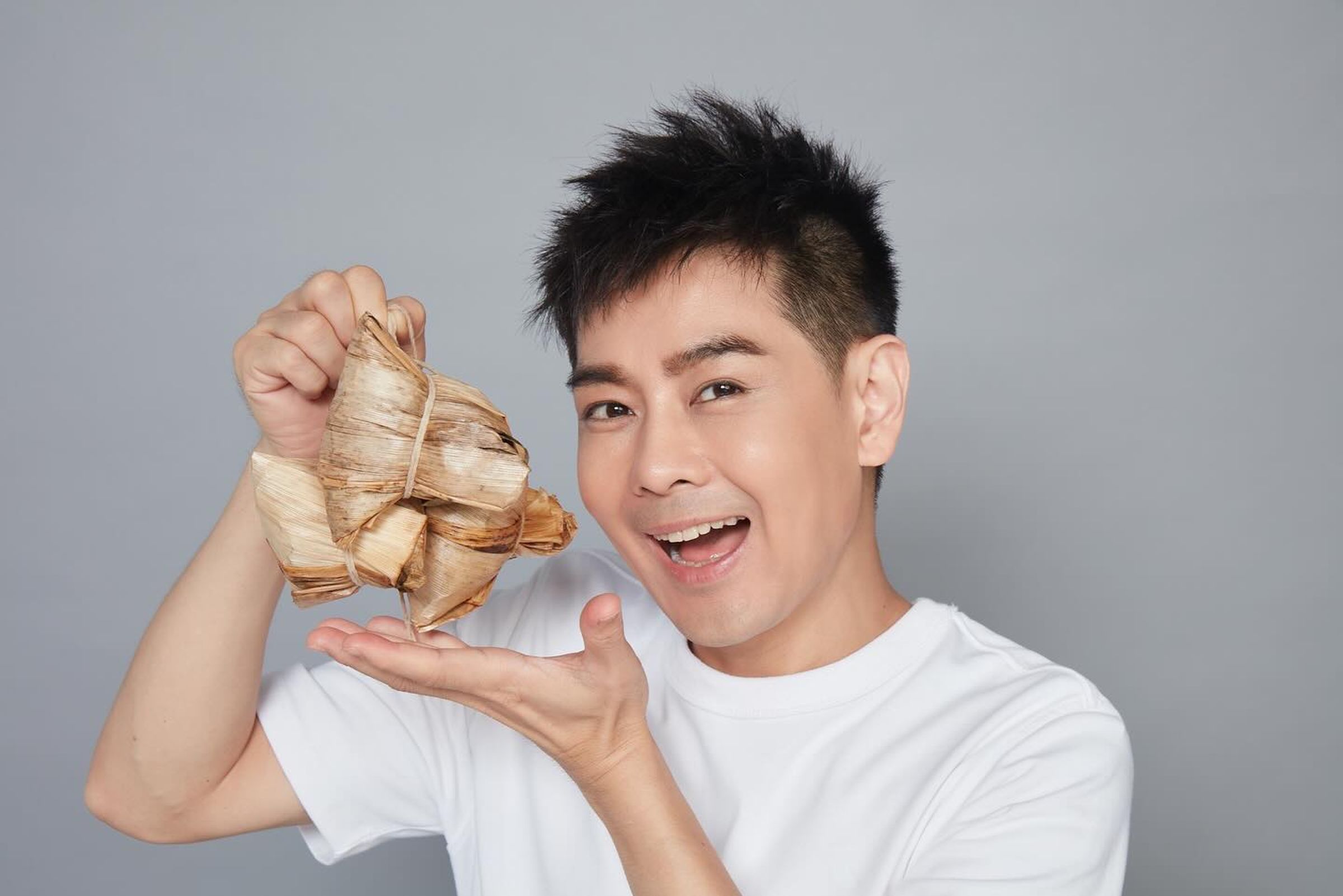 林志穎貼出拿粽子照片,祝粉絲端午連假快樂。(翻攝林志穎臉書)