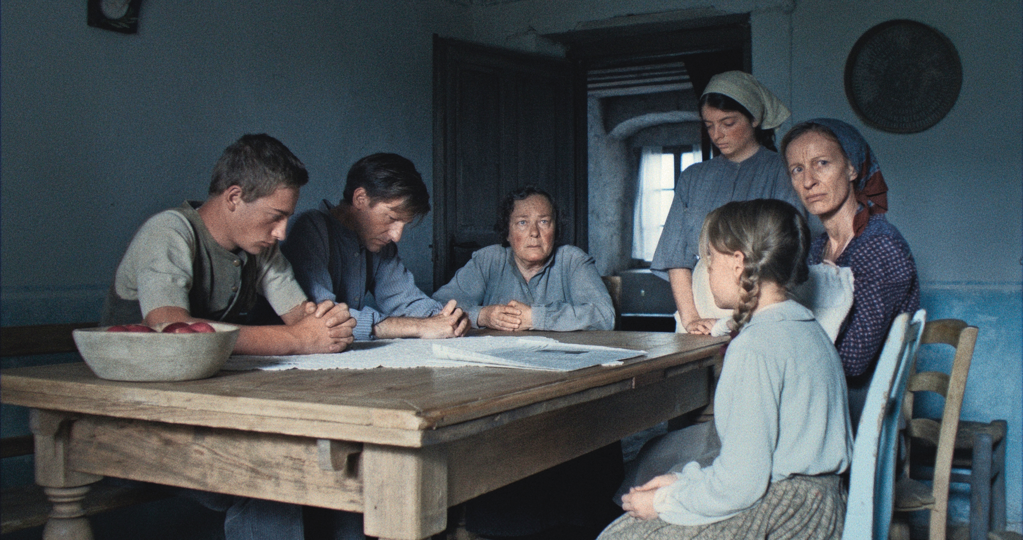 《沒有煙硝的山村》通過逃兵與山區教師家庭的糾葛，揭開了戰爭對世人命運的撕裂。（聯影提供）