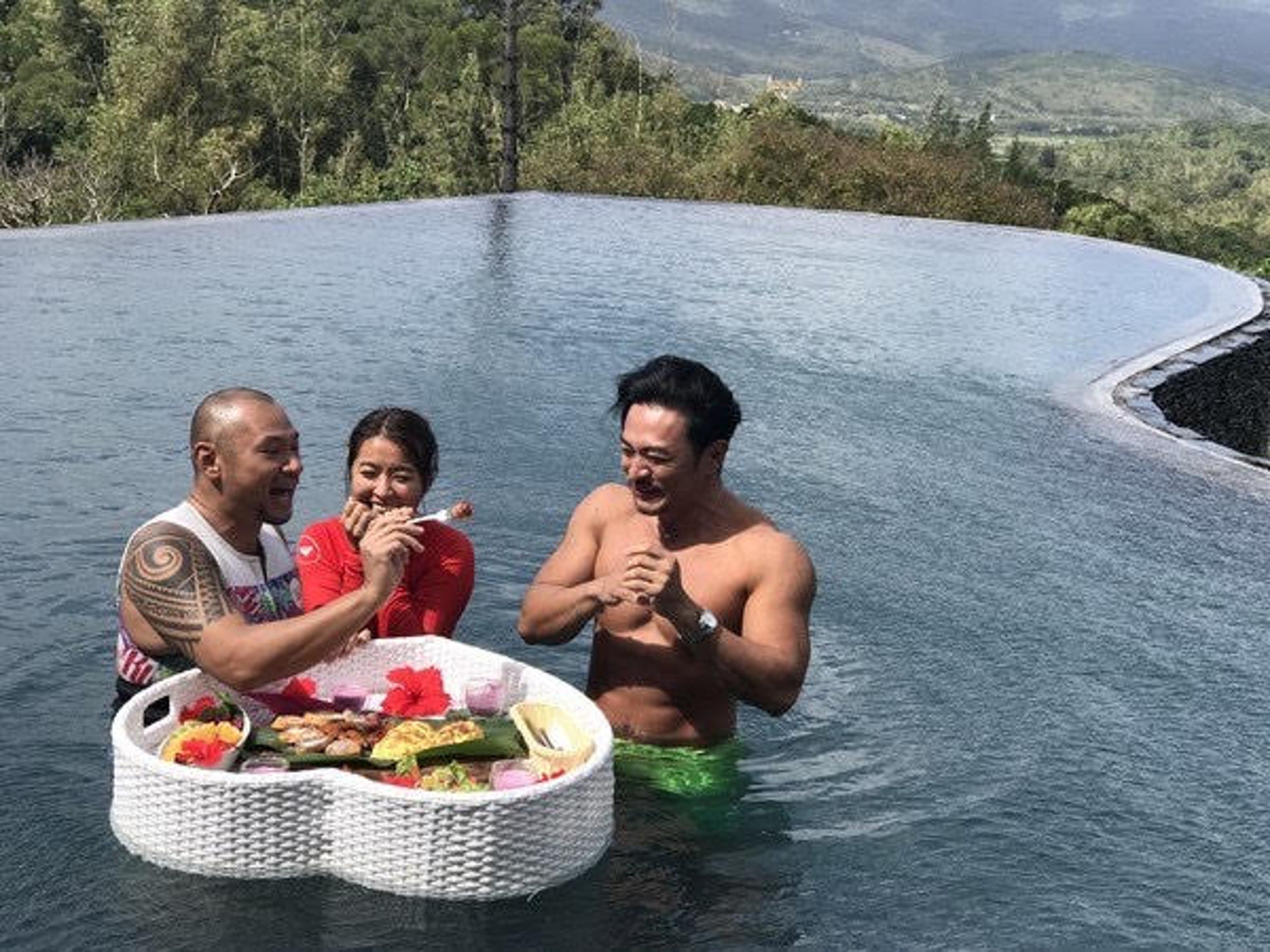 金剛（左）與小嫻（中）在2020年認愛，半年後，在《食尚玩家瘋狂總部》首度同框。（TVBS提供）
