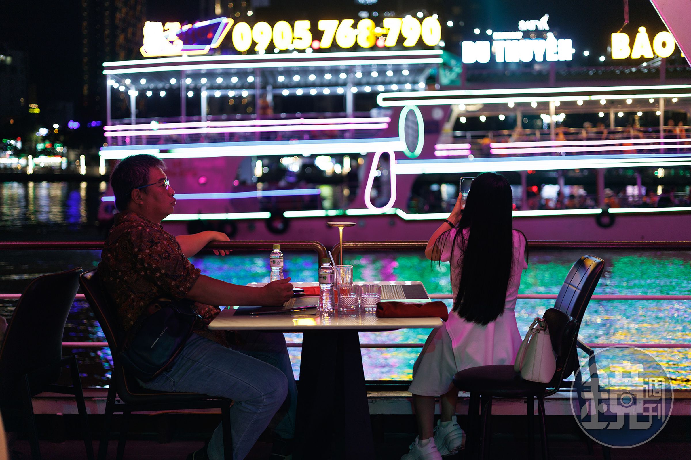韓江旁有各種遊船,可以在船上吃晚餐、辦派對,本地人也時常搭船悠哉享受峴港夜色。