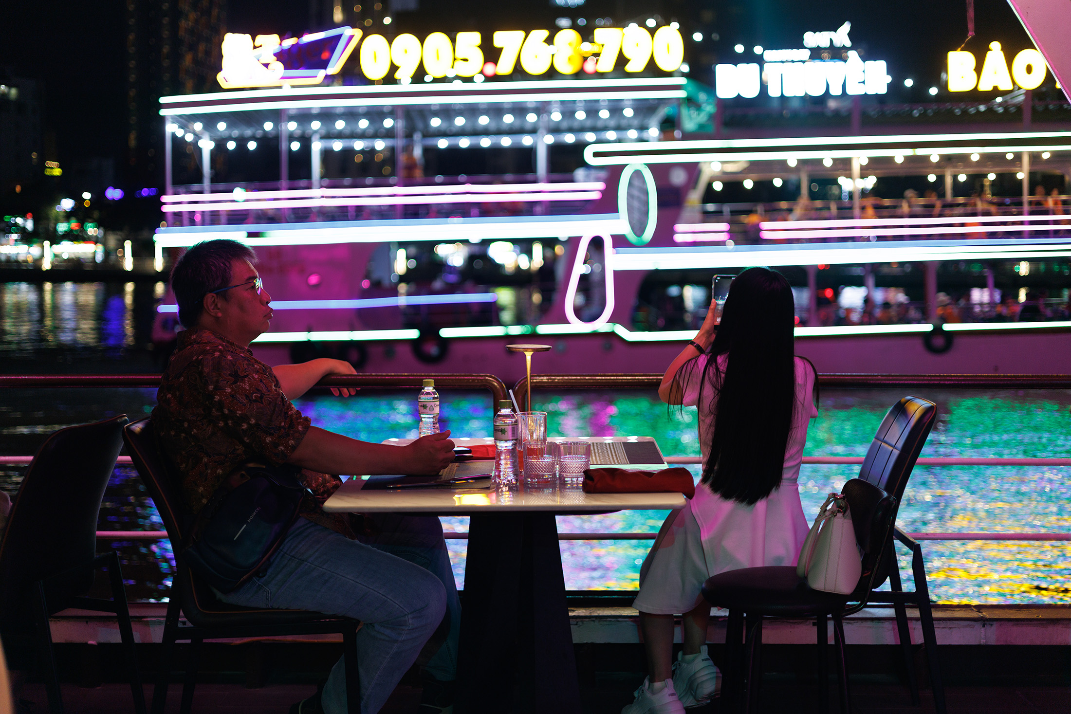 韓江旁有各種遊船，可以在船上吃晚餐、辦派對，本地人也時常搭船悠哉享受峴港夜色。