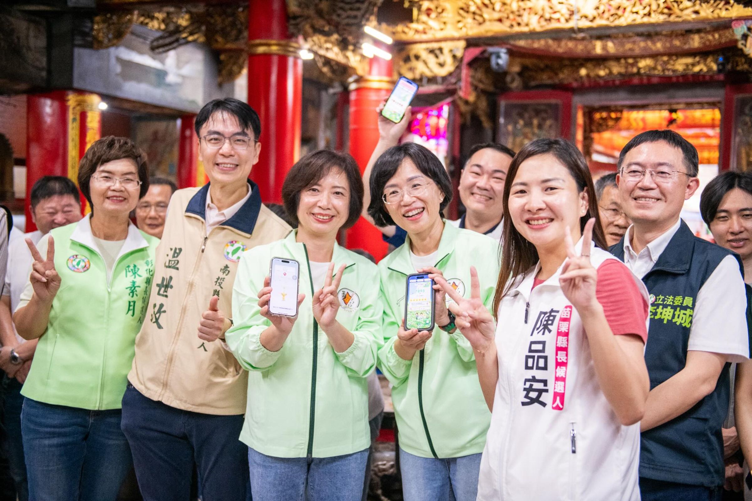 何欣純(圖左3)近日持續深入台中各區跑行程,並結合地方民代展開陸戰布局,強化地方經營。(何欣純辦公室提供)