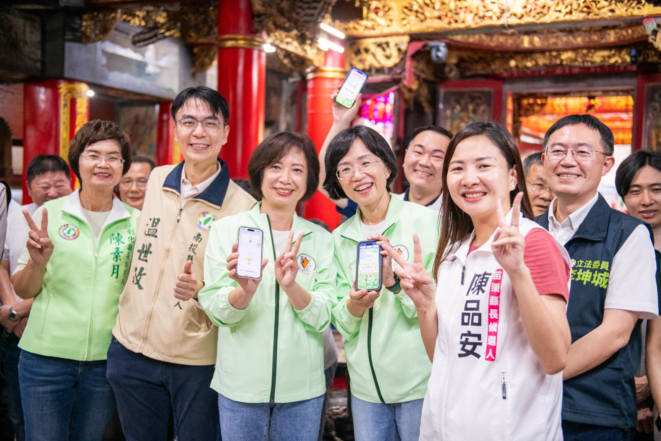 何欣純（圖左３）近日持續深入台中各區跑行程，並結合地方民代展開陸戰布局，強化地方經營。（何欣純辦公室提供）