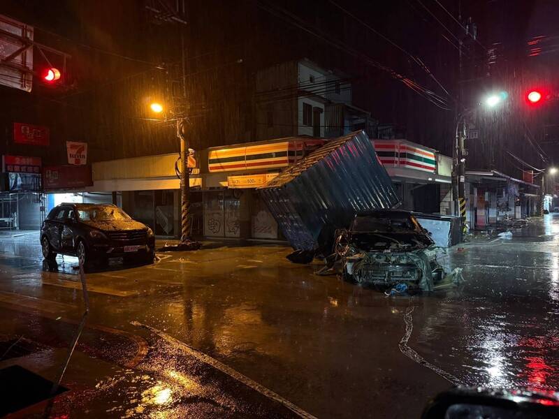 街道滿是泥濘，消防與民間救援攜手，一步步搶回希望。（翻攝自花蓮議長張峻臉書）