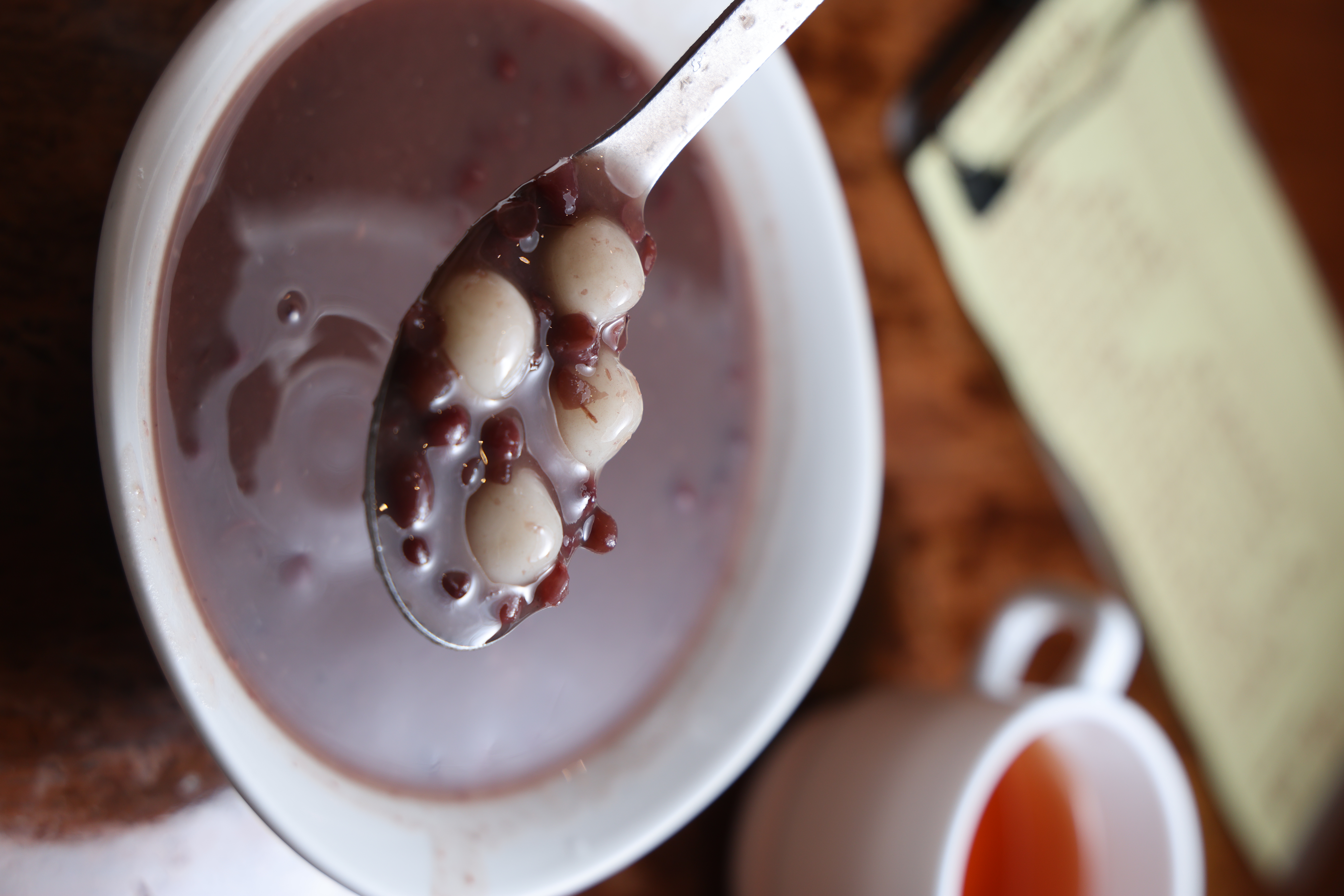 「紅豆湯圓」就是紅豆湯加小圓仔，也可以換成芋圓。（100元／份）