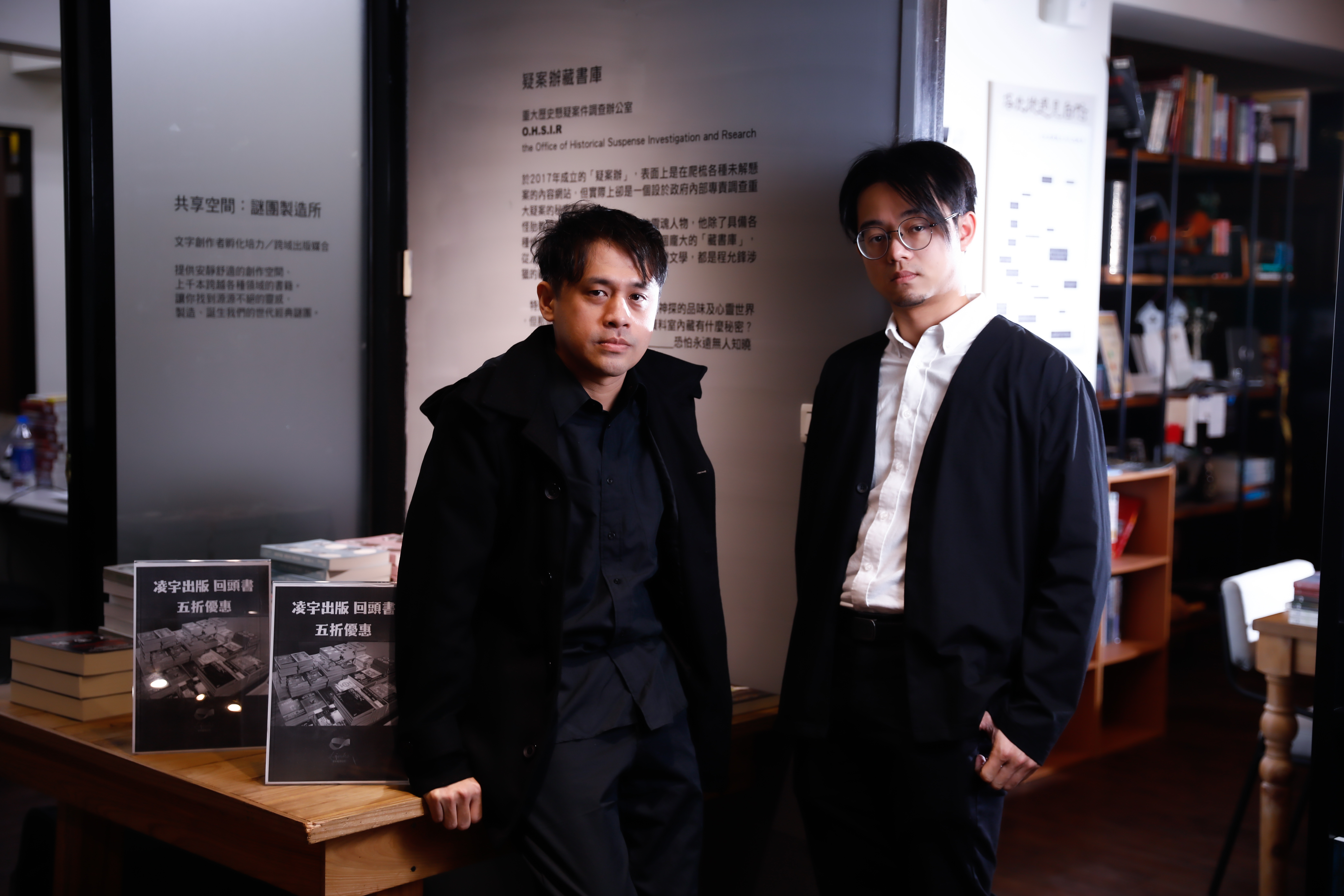 《白色叛逆》由編劇偽文雁（左）與漫畫家JIN（右）共同創作。