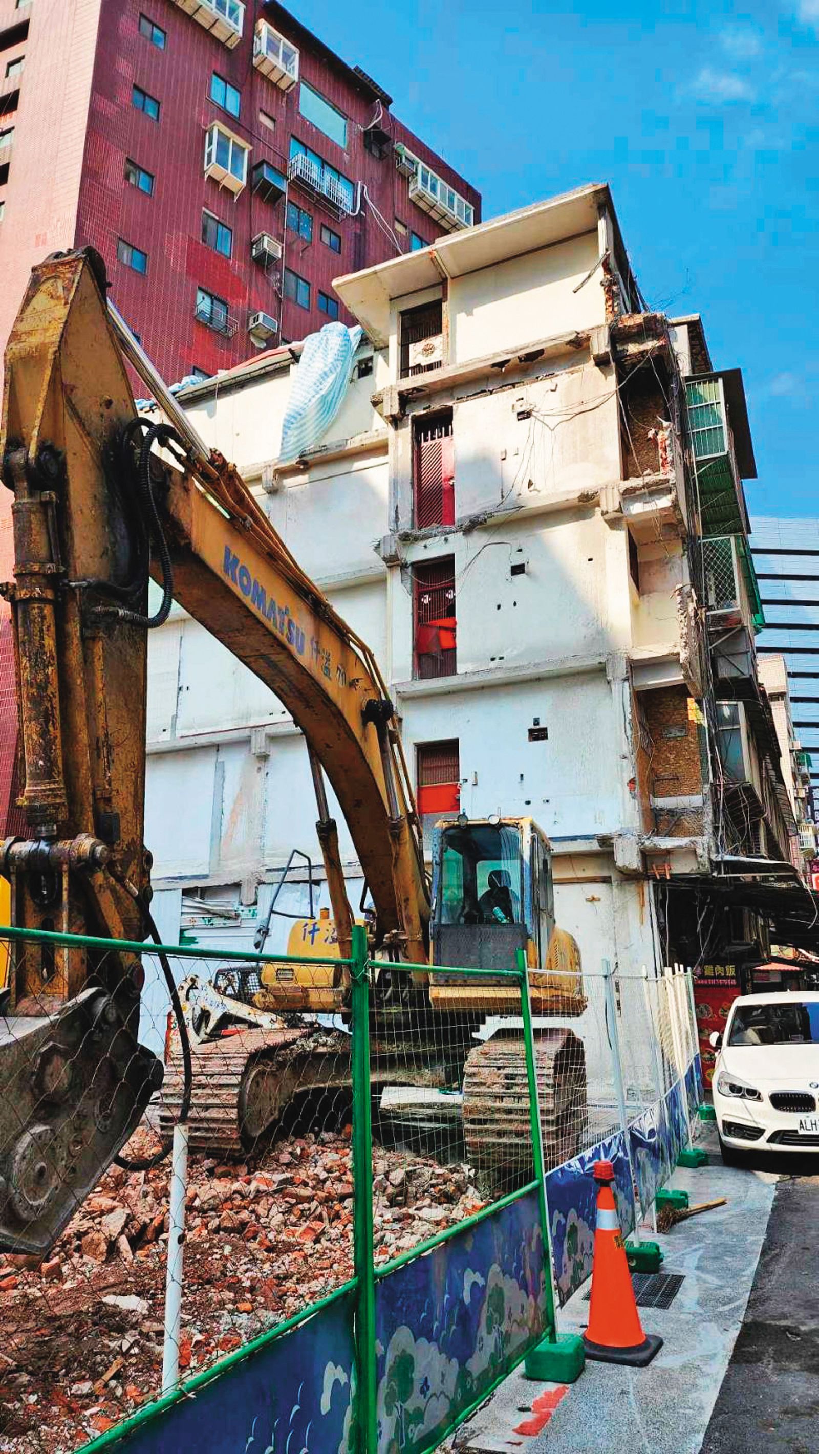 北市吳興街一危老案，有住戶投訴因對重建合約有疑慮，住家竟被排除建築基地外。（圖／鏡週刊）